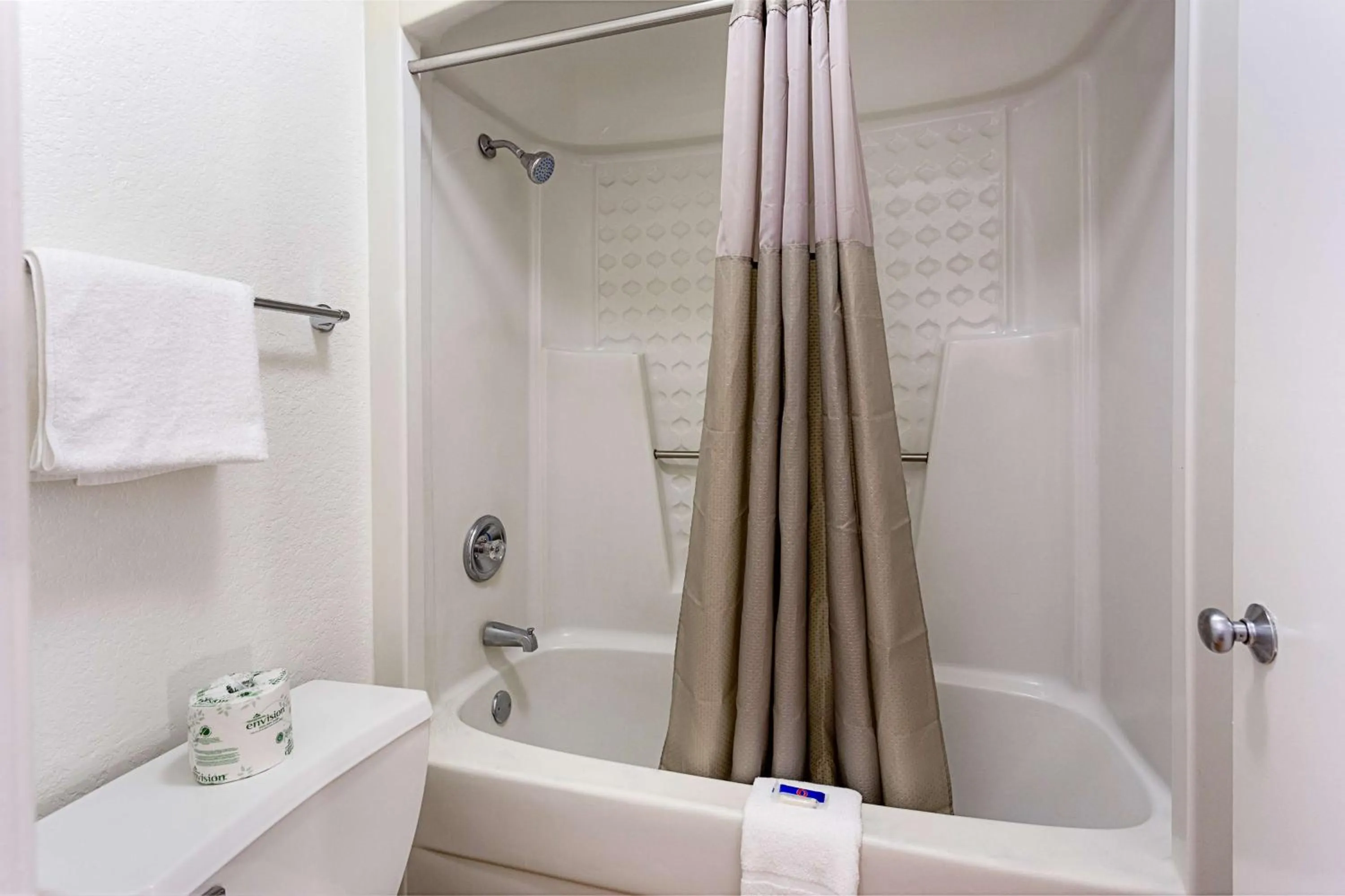 Photo of the whole room in Motel 6 Baton Rouge Southeast