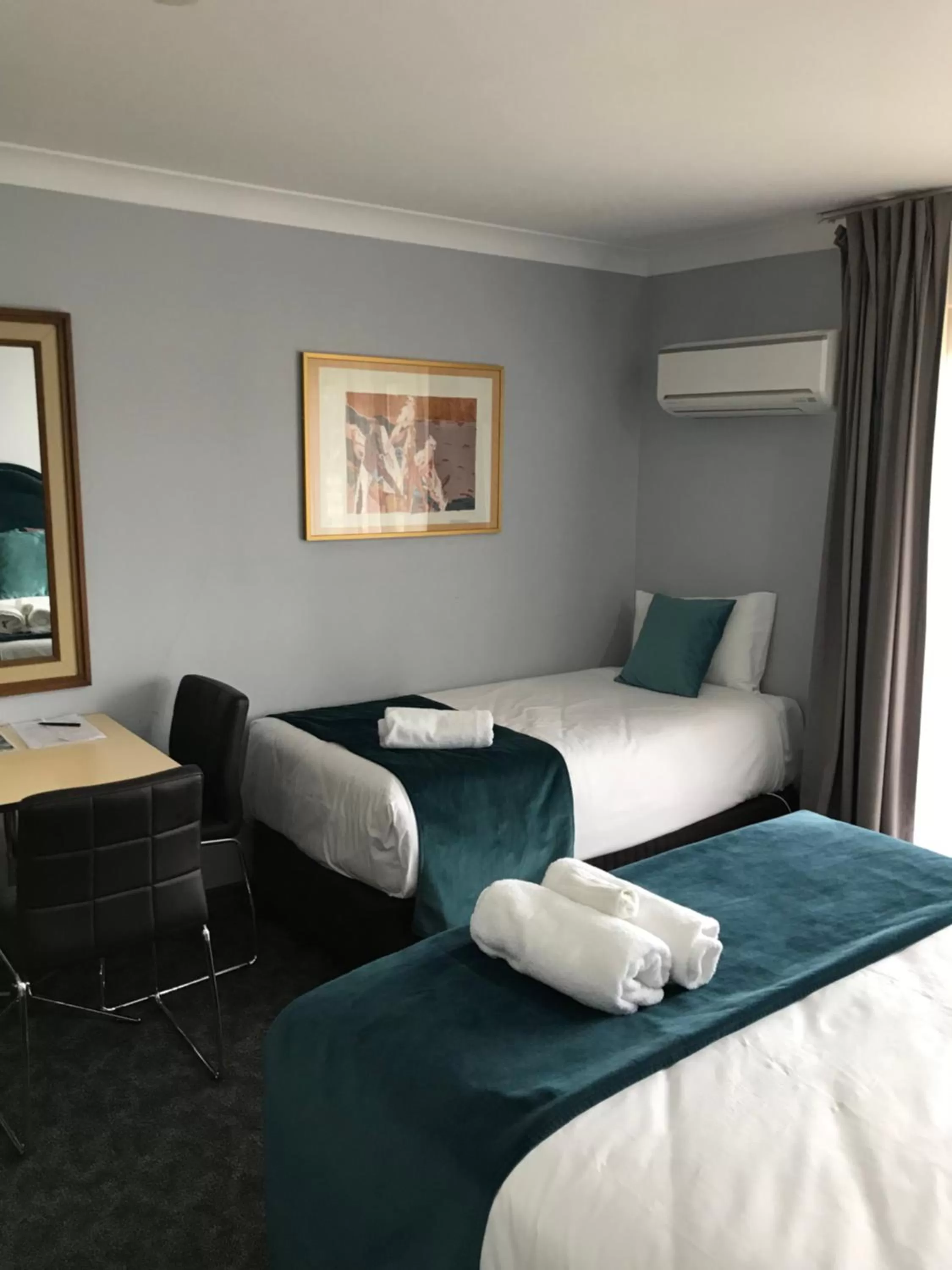 Bedroom, Bed in Town & Country Motor Inn