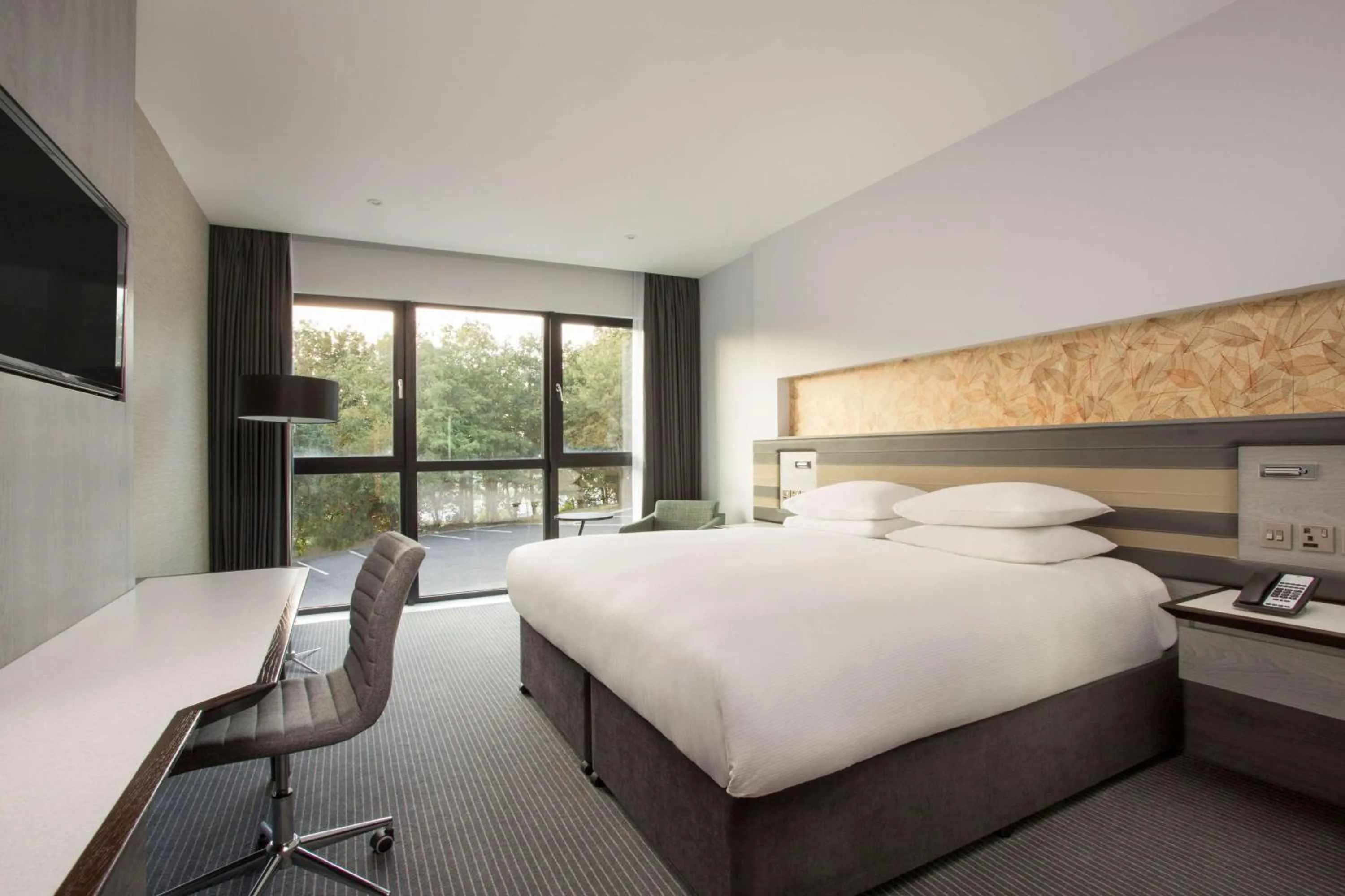 Bedroom, Bed in DoubleTree by Hilton Edinburgh - Queensferry Crossing