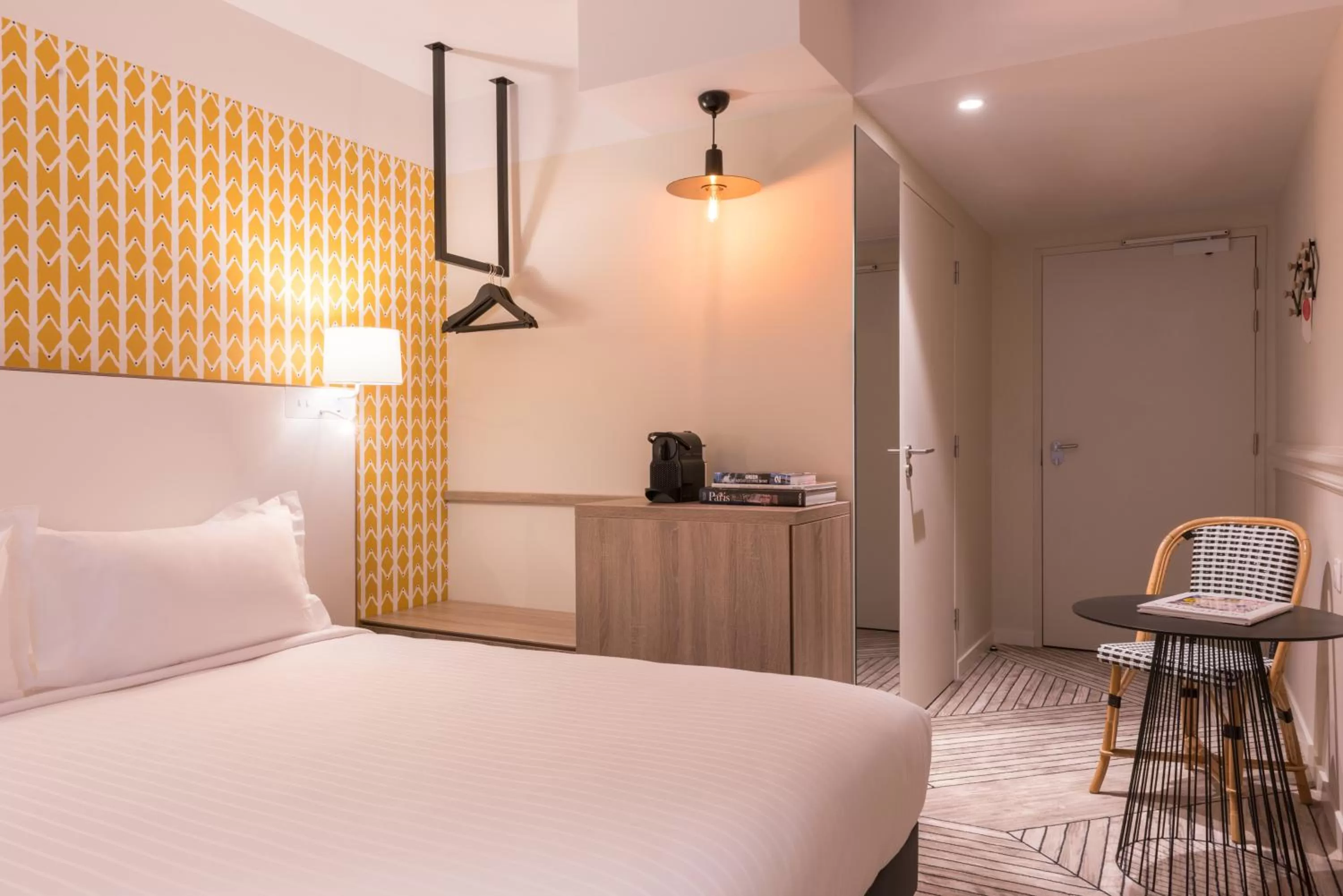 Photo of the whole room, Bed in The Originals Boutique, Hôtel Maison Montmartre Paris Les Puces