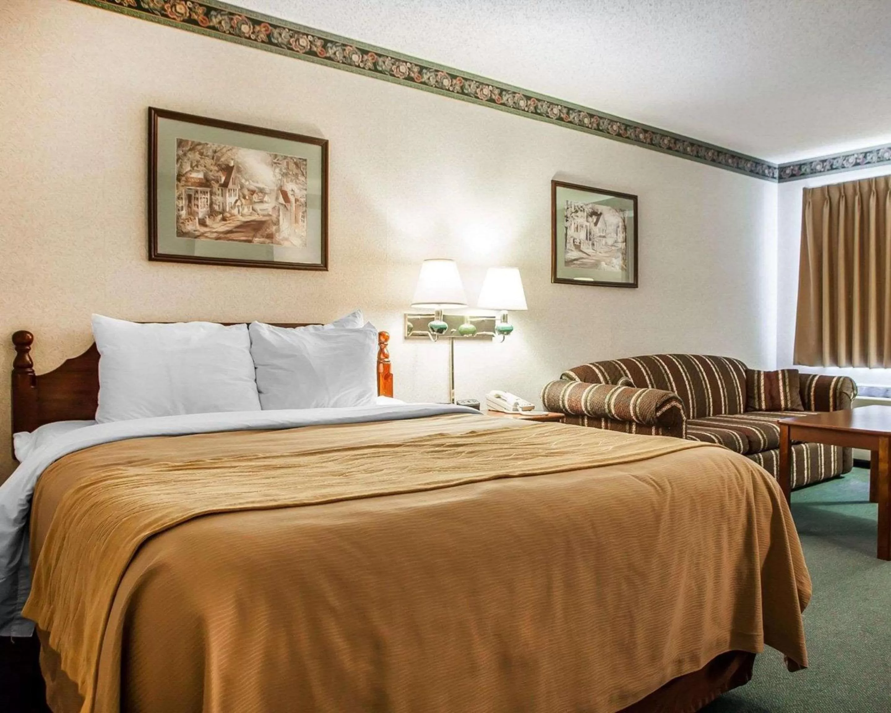 Photo of the whole room, Bed in Quality Inn Midway