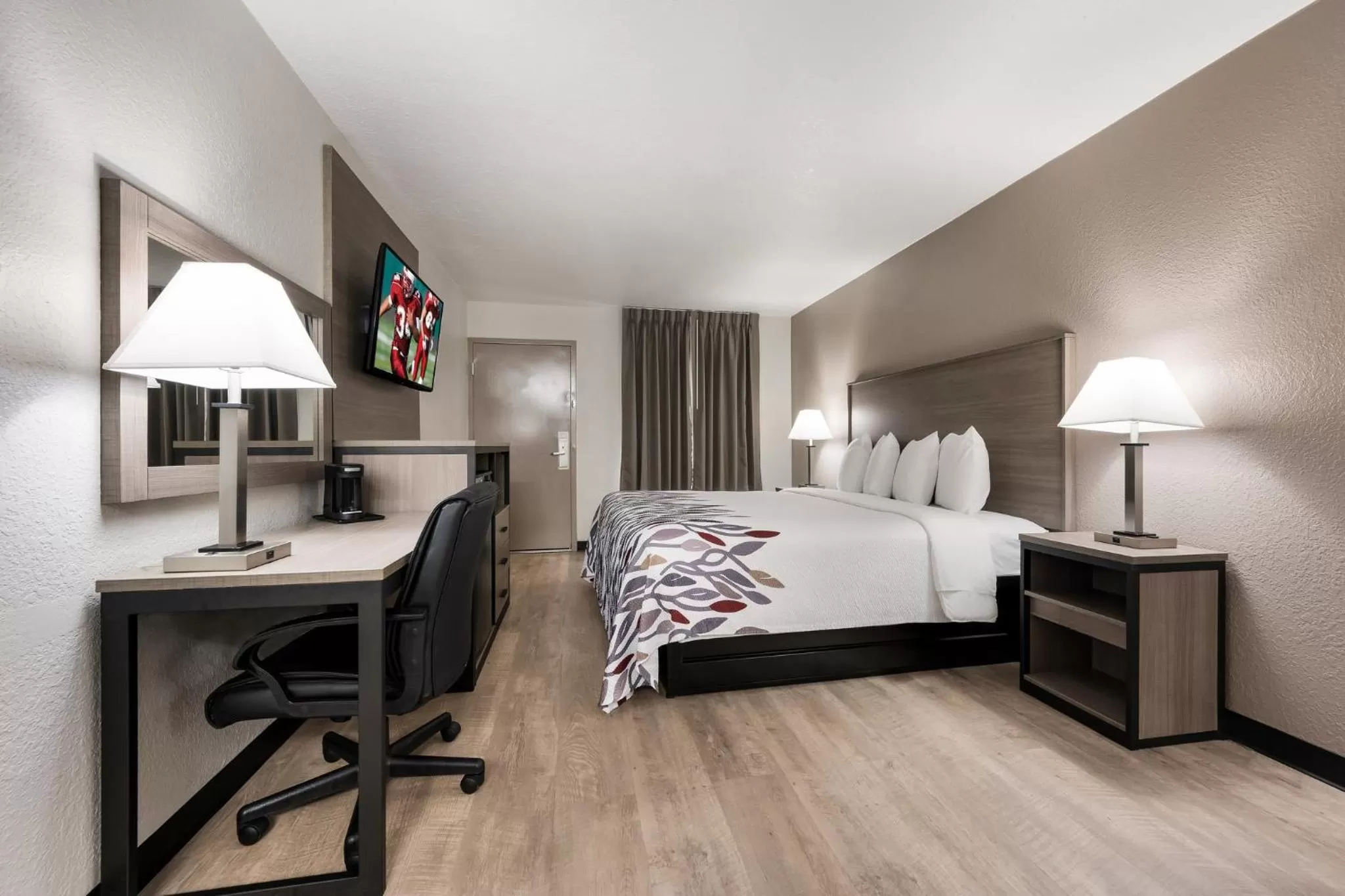 Photo of the whole room, Bed in Red Roof Inn Birmingham South