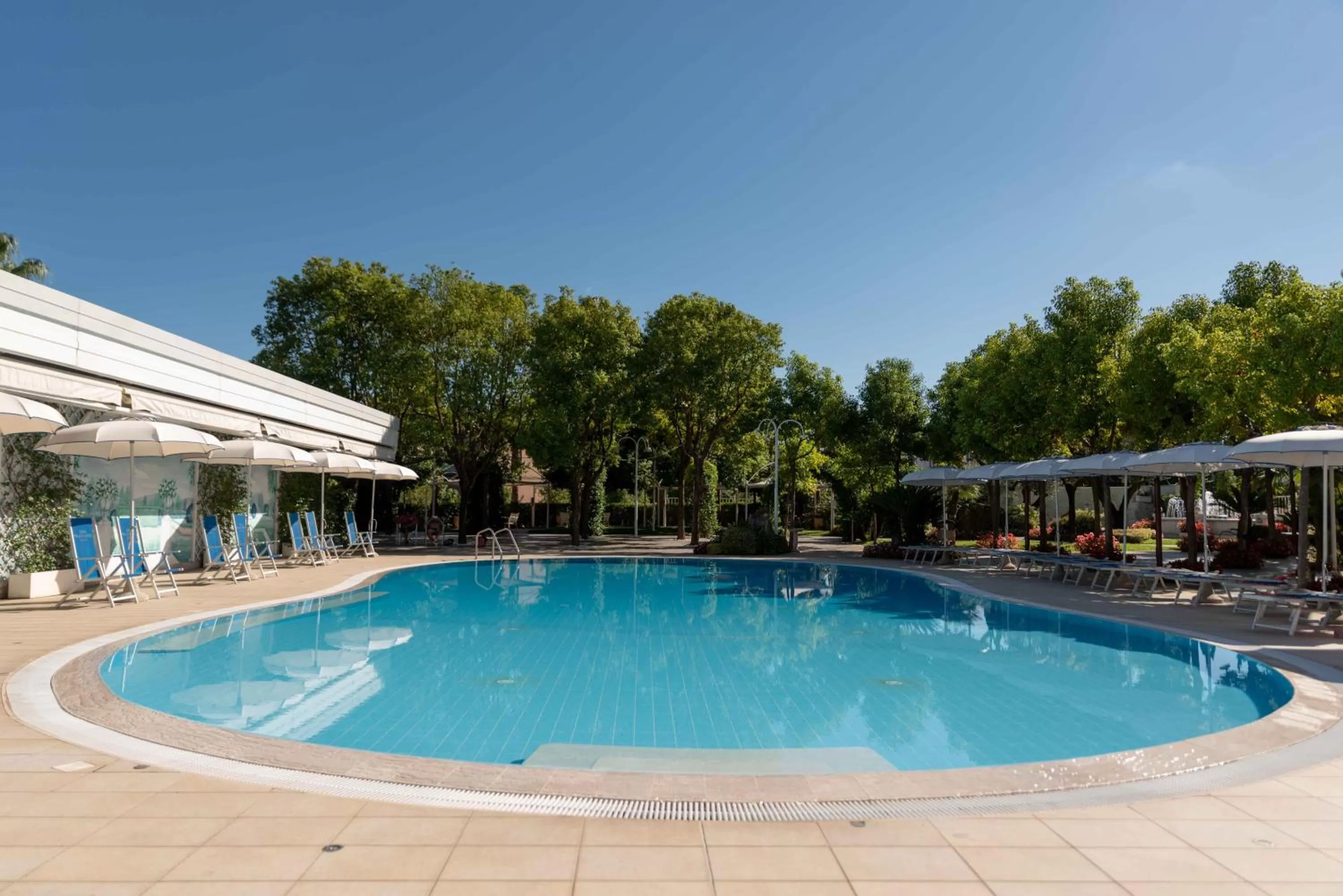 Swimming pool in Edra Palace Hotel & Ristorante