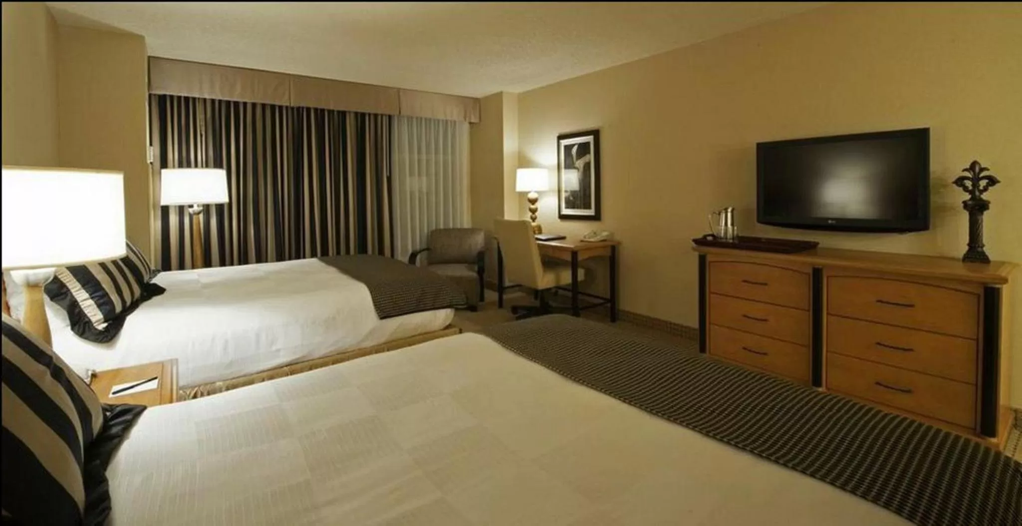 Photo of the whole room, Bed in Hollywood Casino Gulf Coast