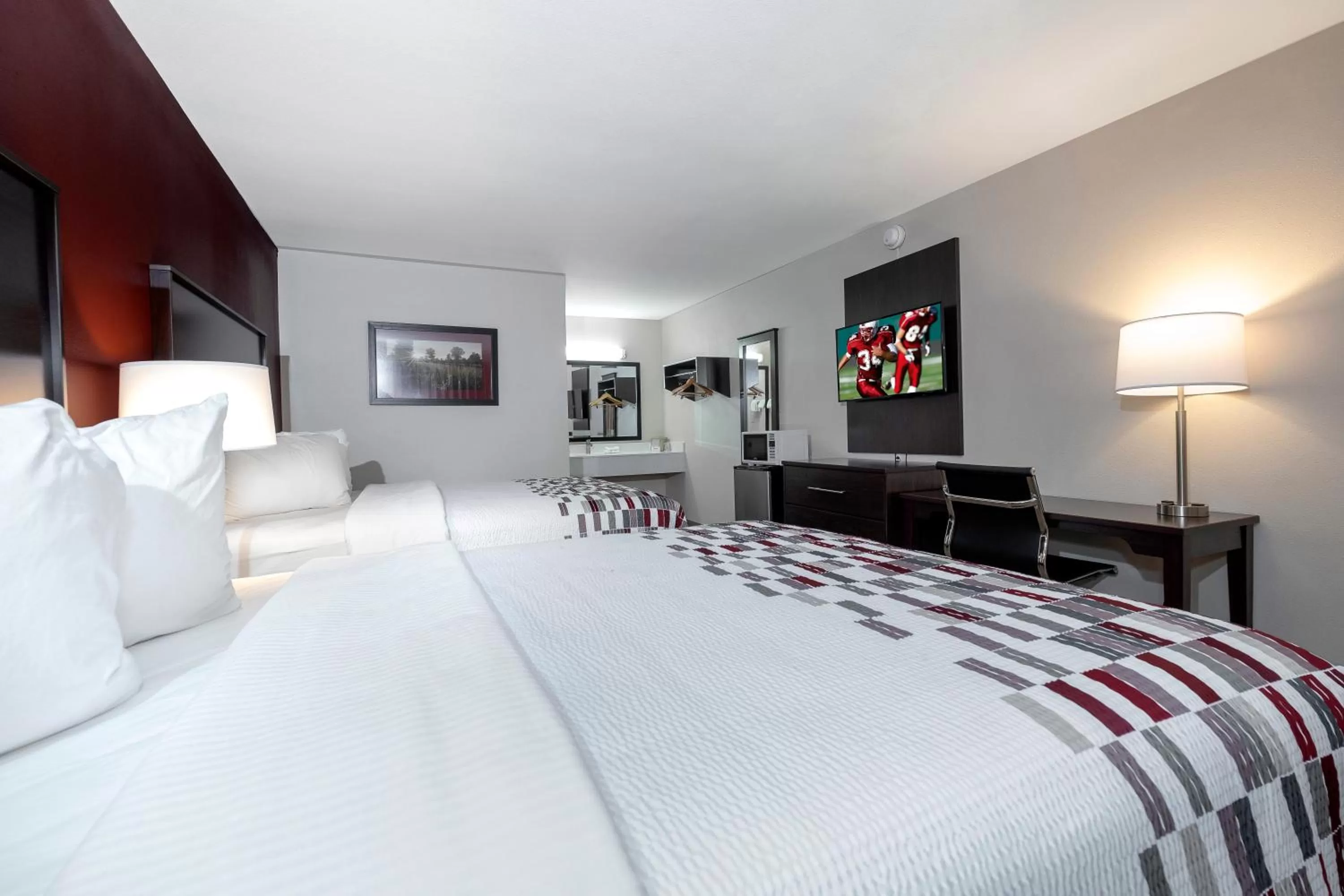 Photo of the whole room, Bed in Red Roof Inn Fort Smith Downtown