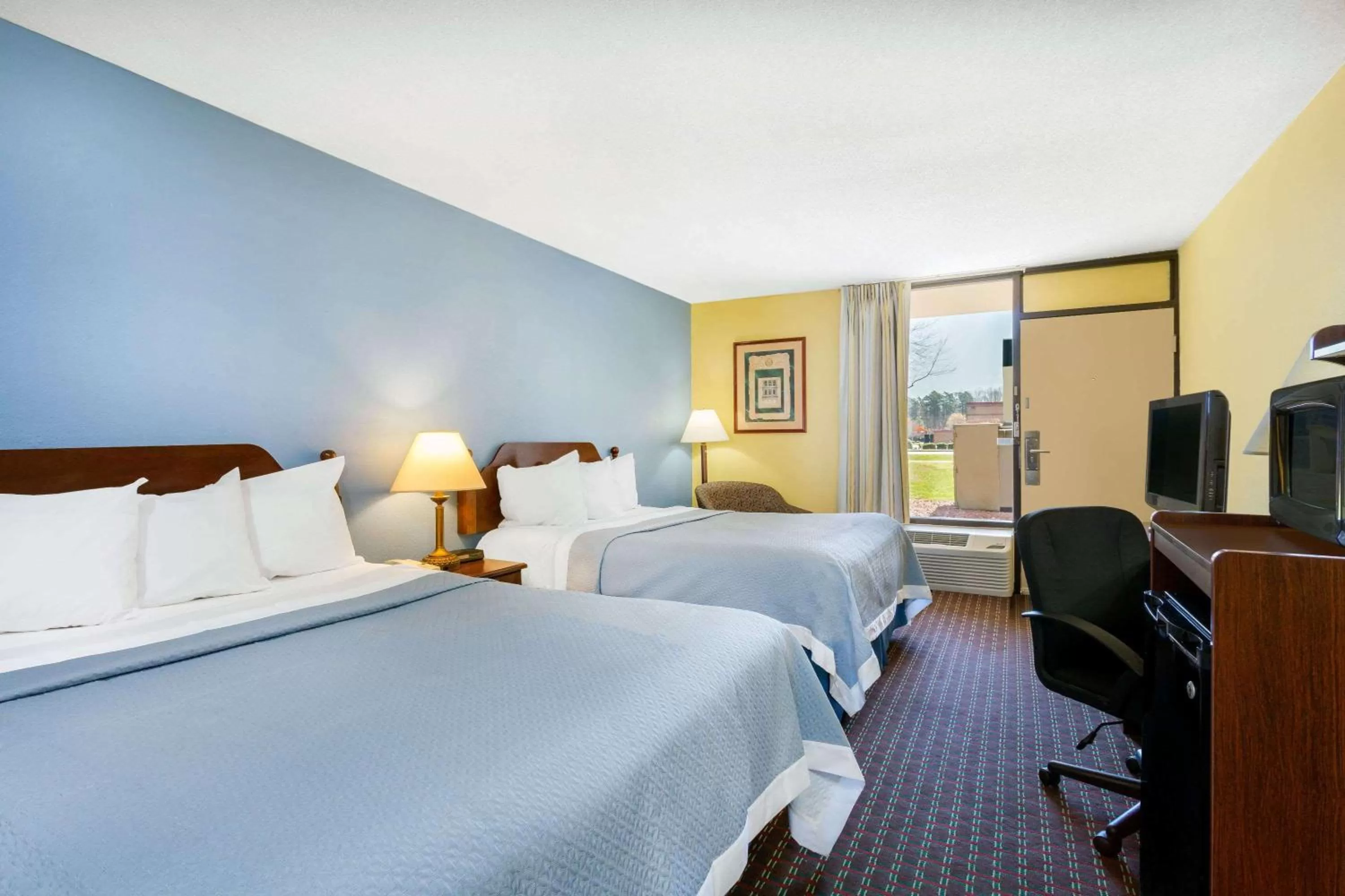 Photo of the whole room, Bed in Days Inn by Wyndham Mocksville