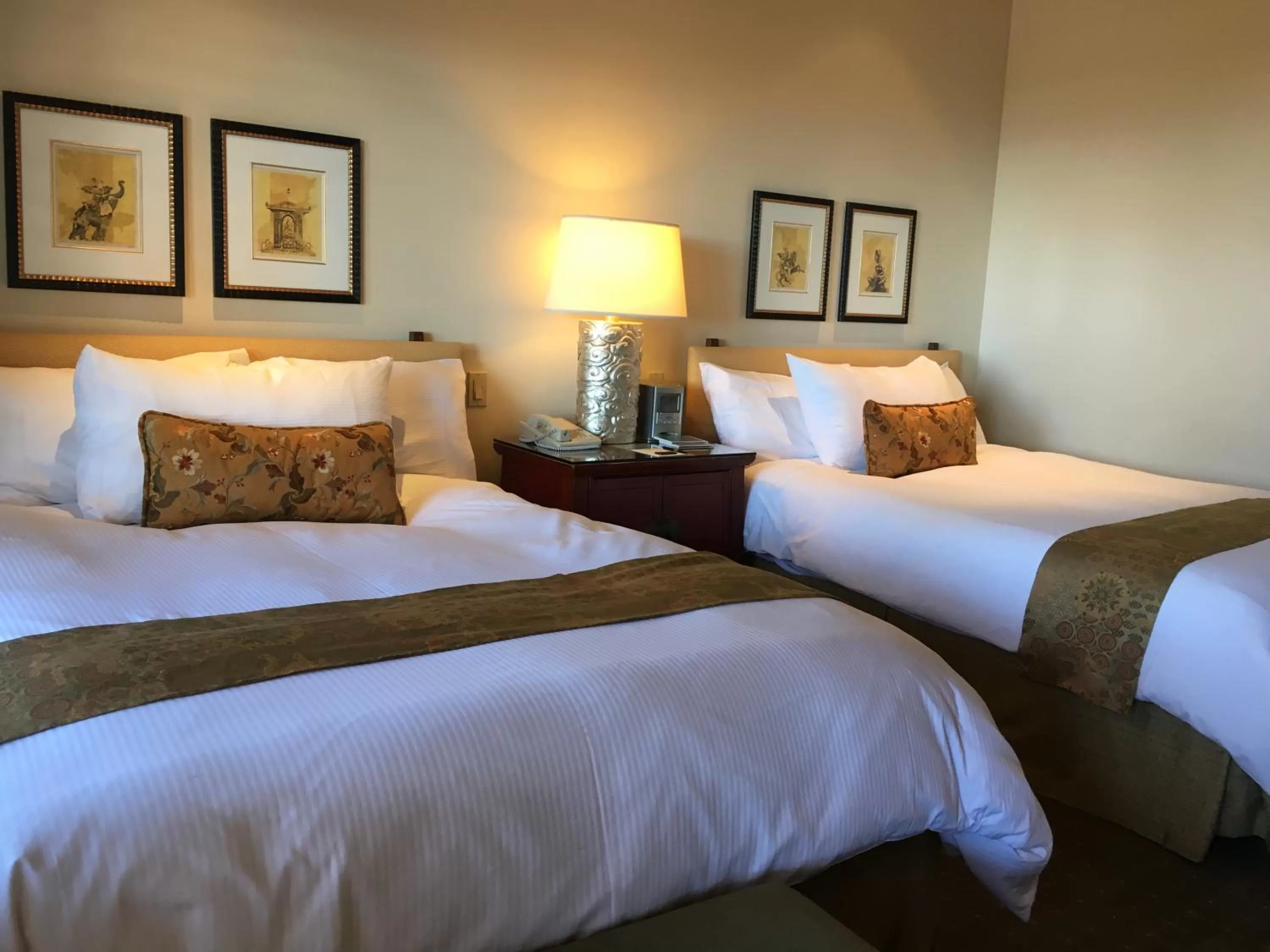 Photo of the whole room, Bed in Tradewinds Carmel