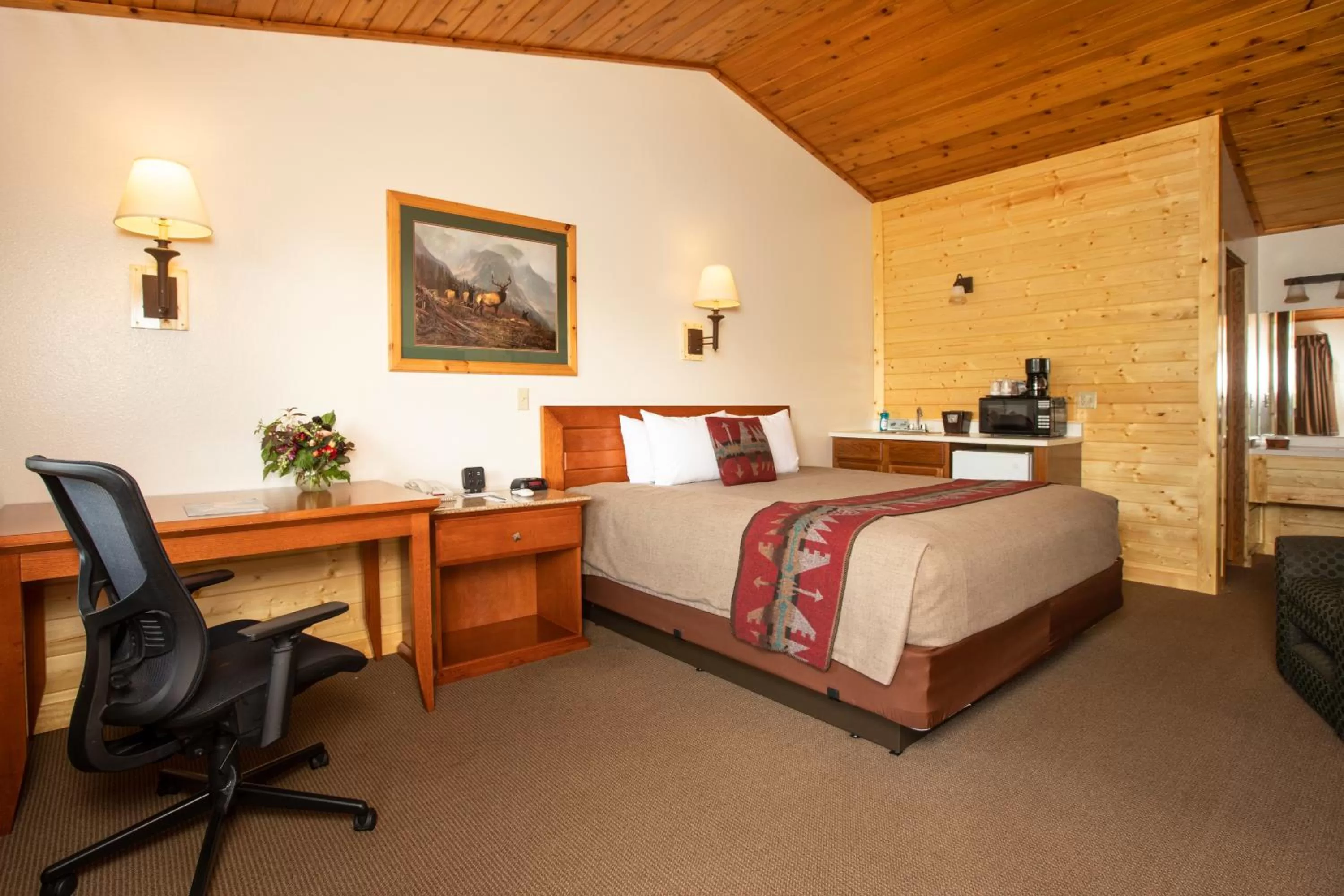 Photo of the whole room, Bed in Flat Creek Inn