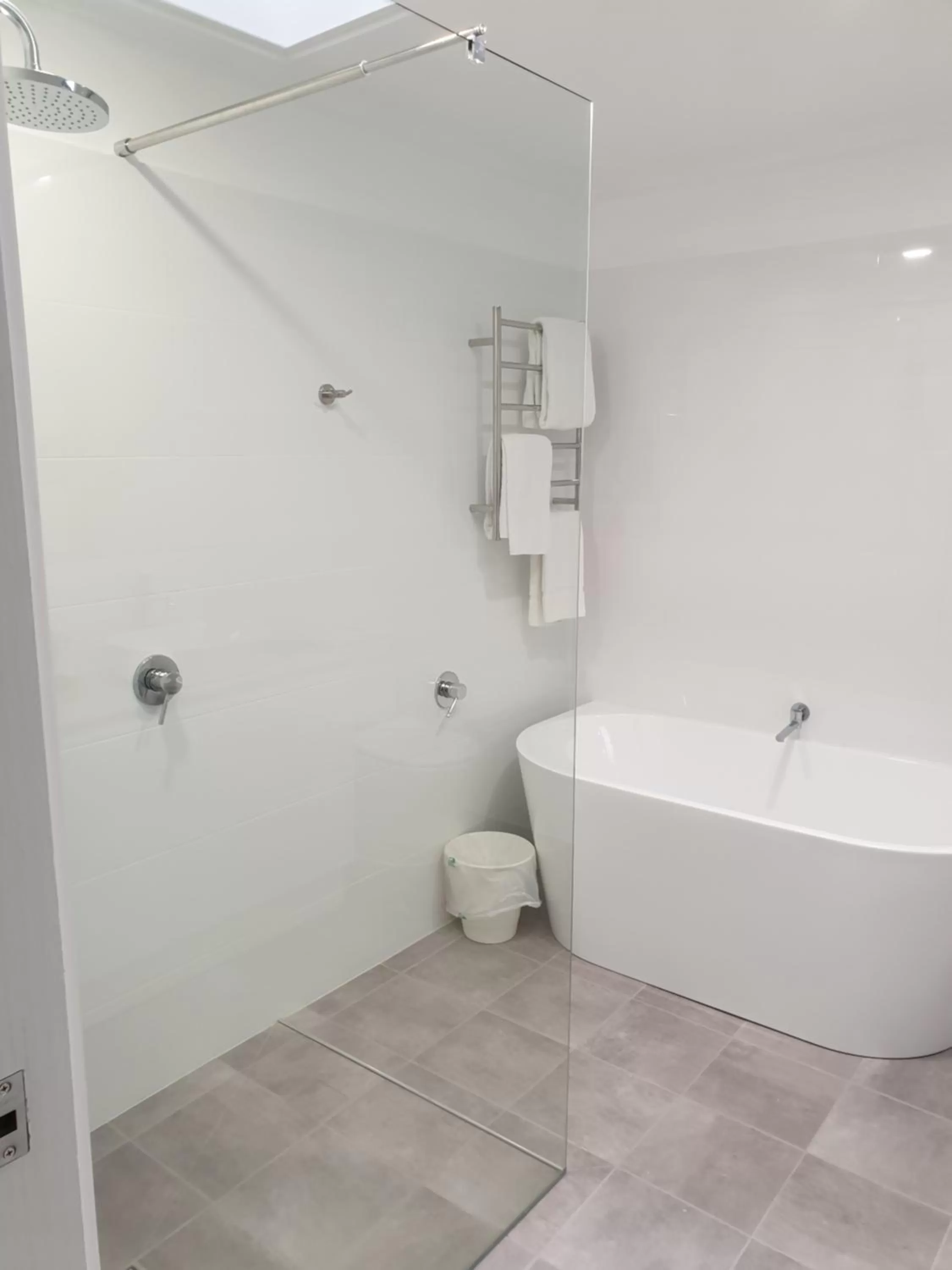 Bath in Twofold Bay Motor Inn