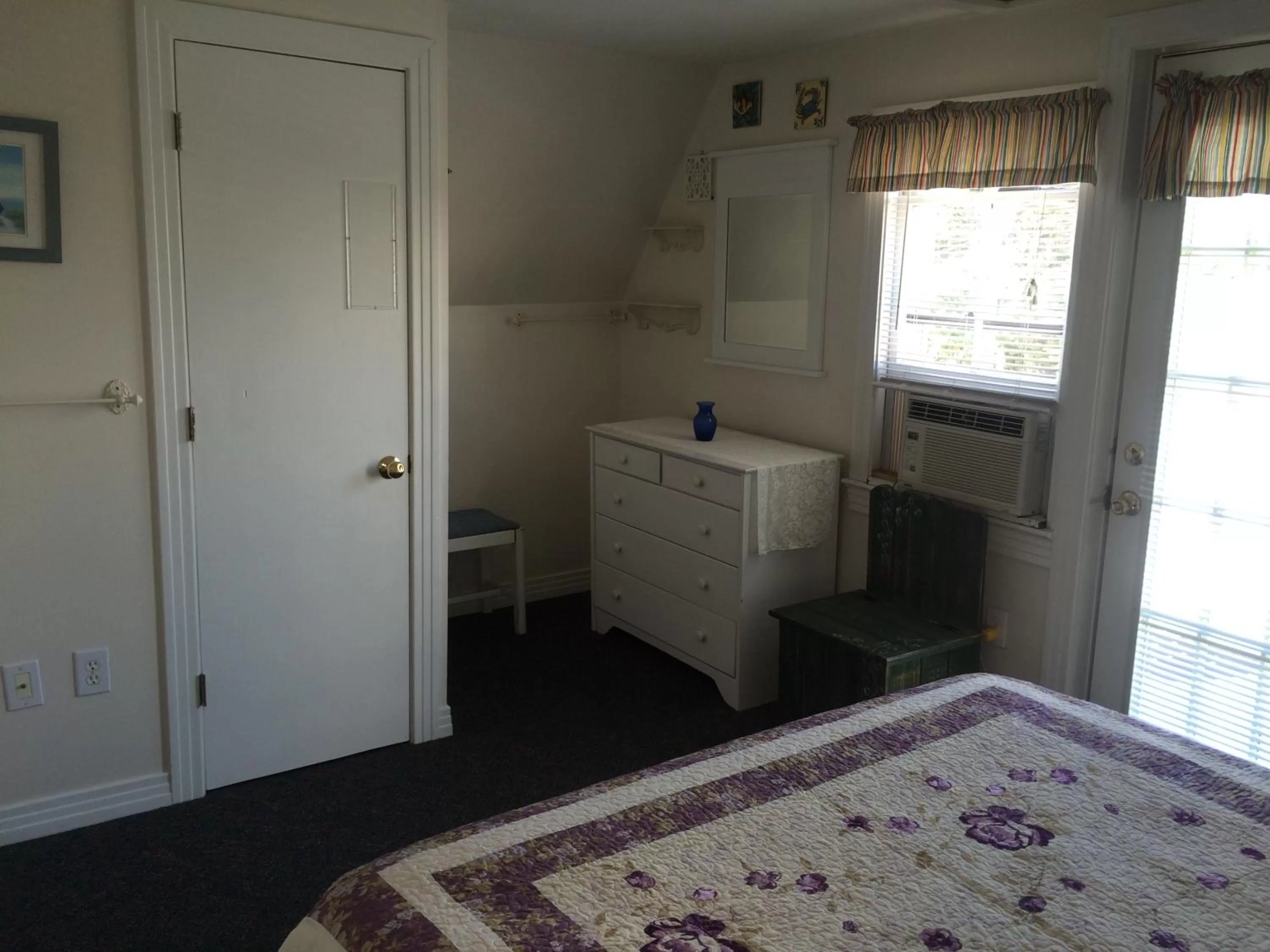 Bedroom, Bed in Angie's Guest Cottage