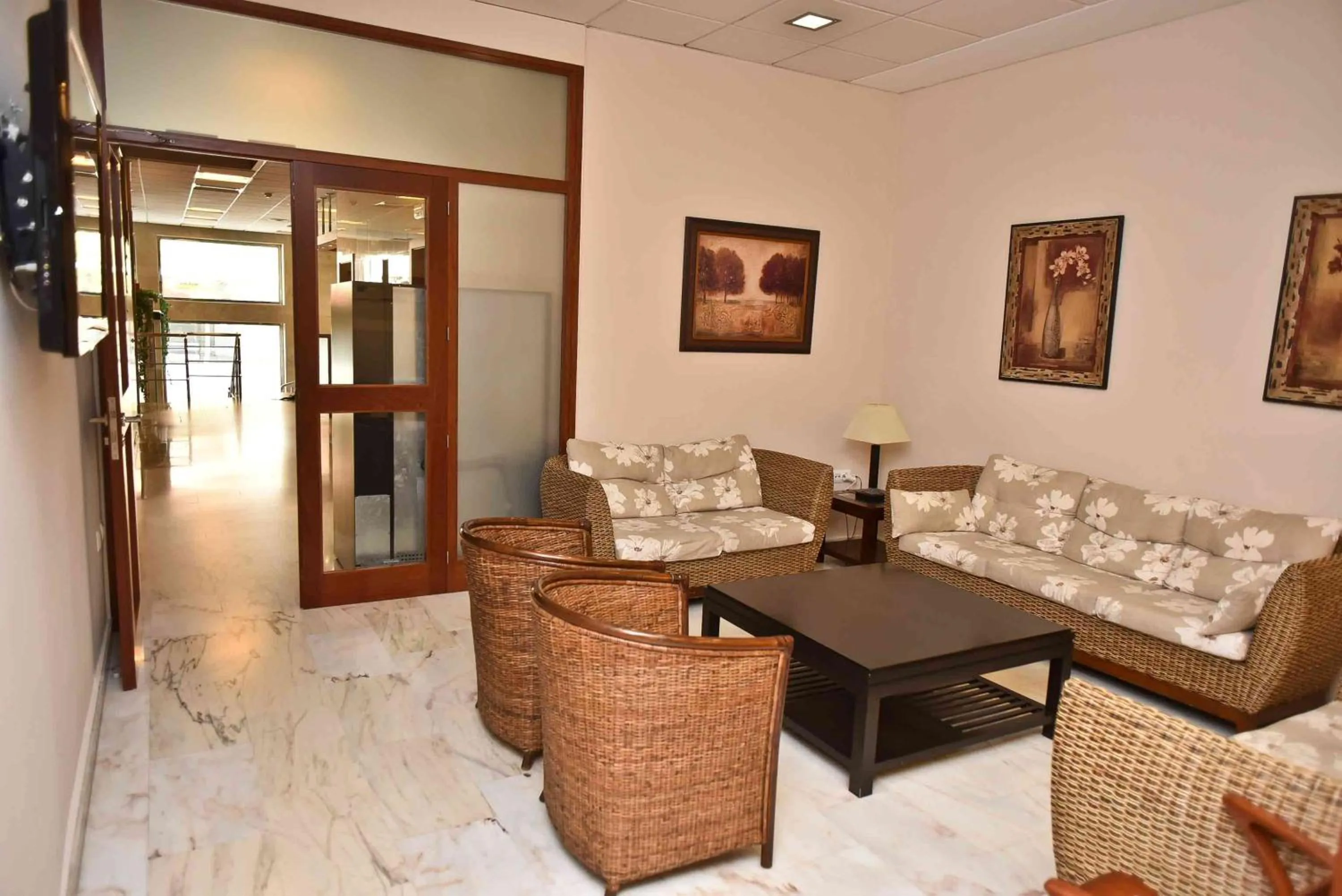 Communal lounge/ TV room in Hotel Adsubia