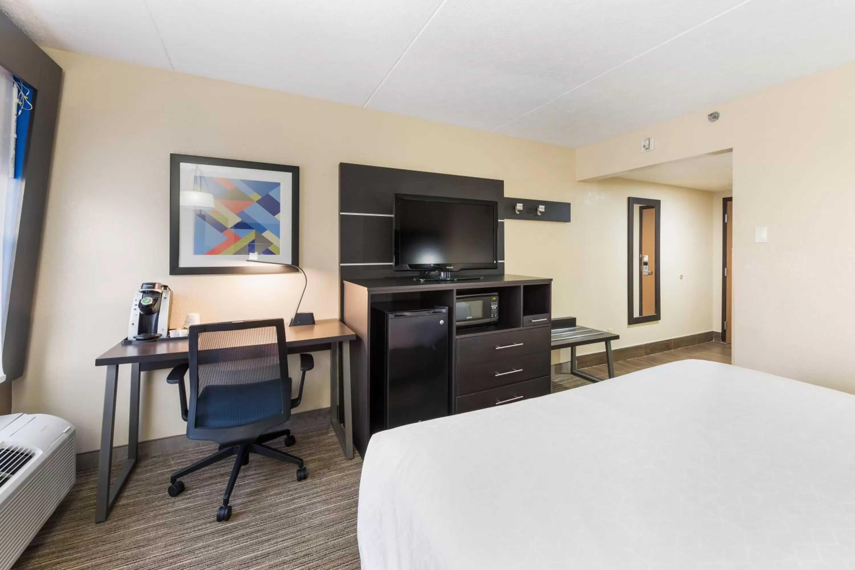 Photo of the whole room, Bed in Holiday Inn Express London-I-70 by IHG