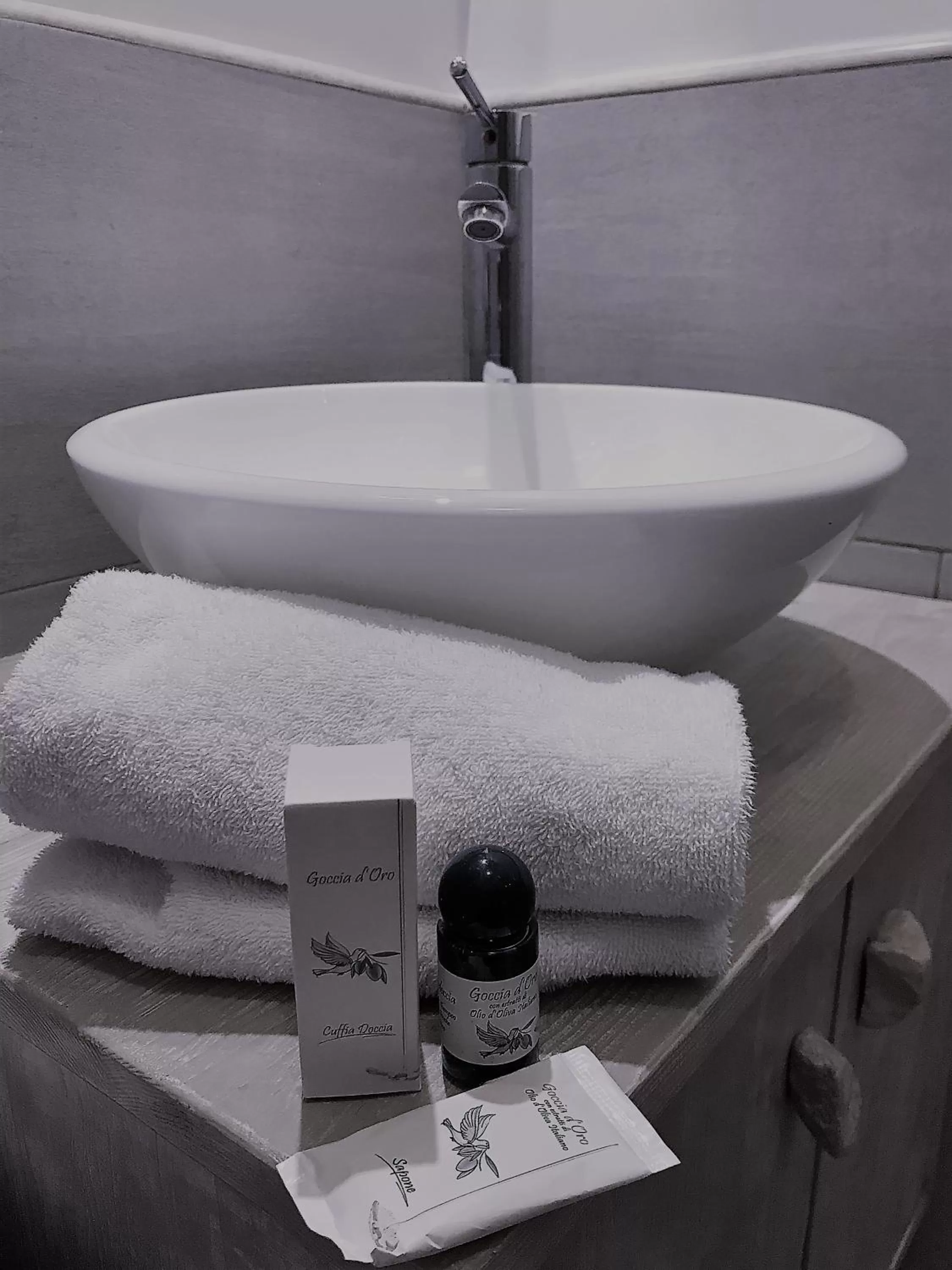 Shower in Fiumicino Airport B&B Deluxe