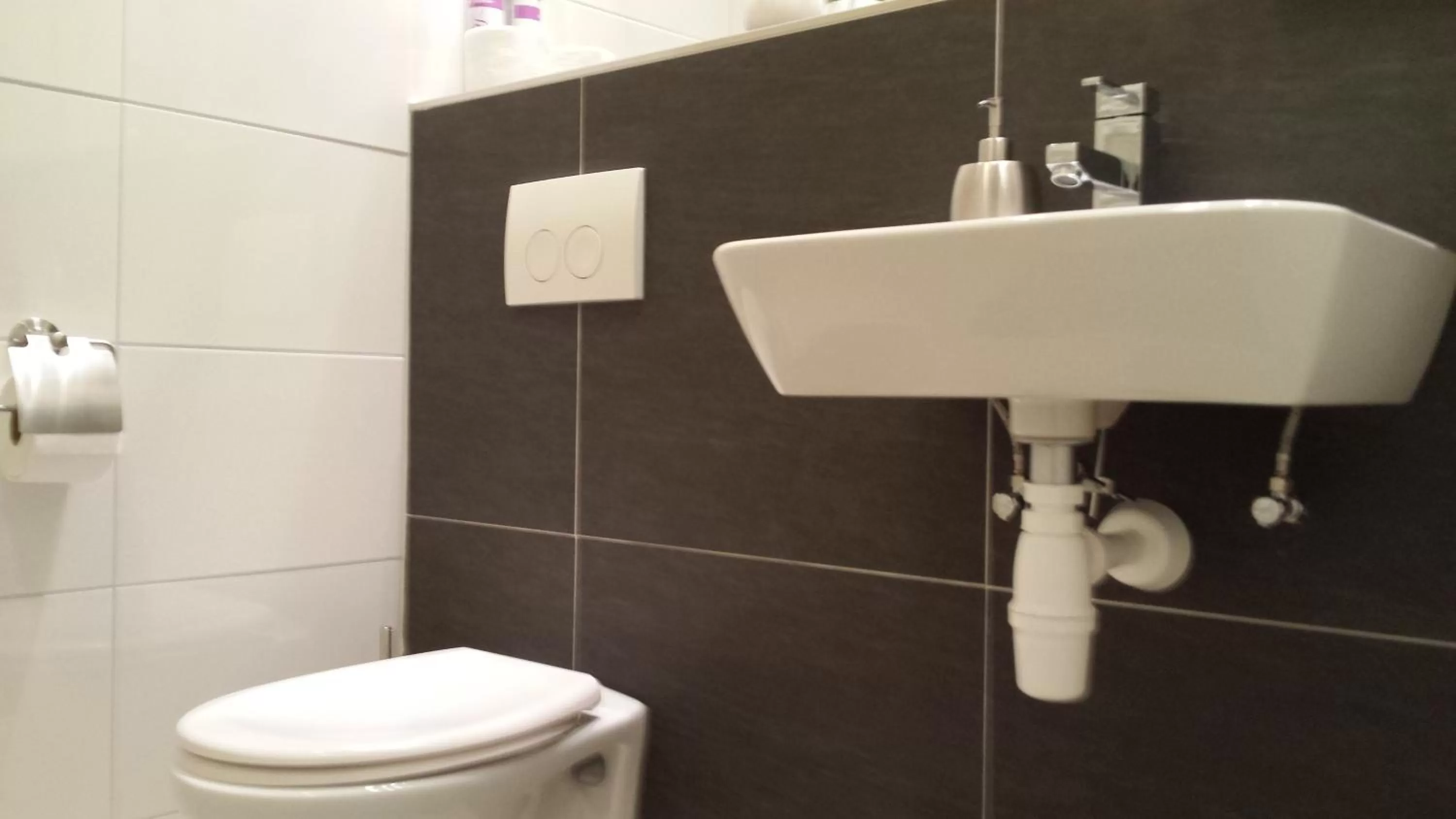 Photo of the whole room, Bathroom in B&B Johannes-Hoeve