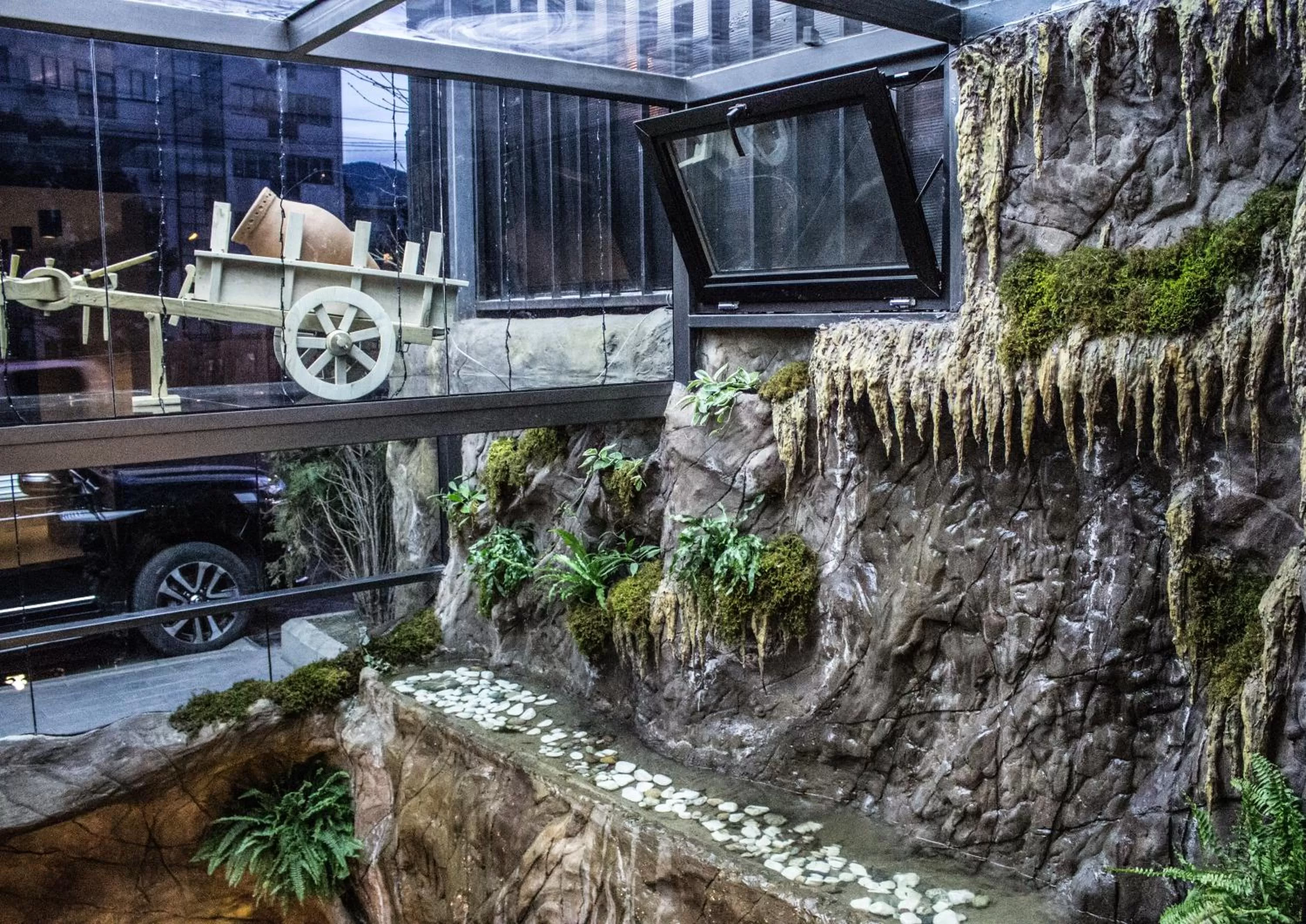 Restaurant/places to eat in BG Palace Hotel