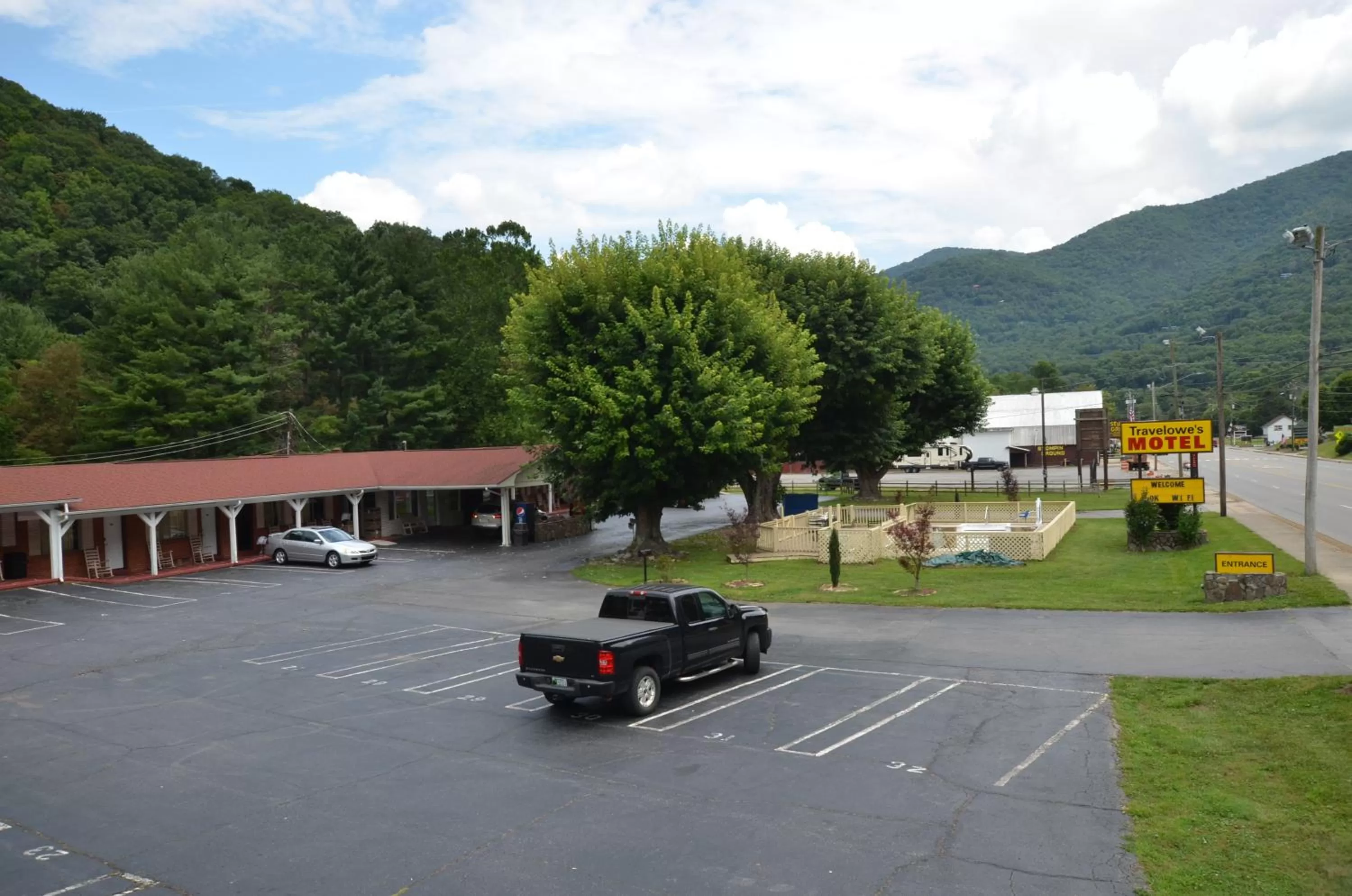 Parking in Travelowes Motel - Maggie Valley