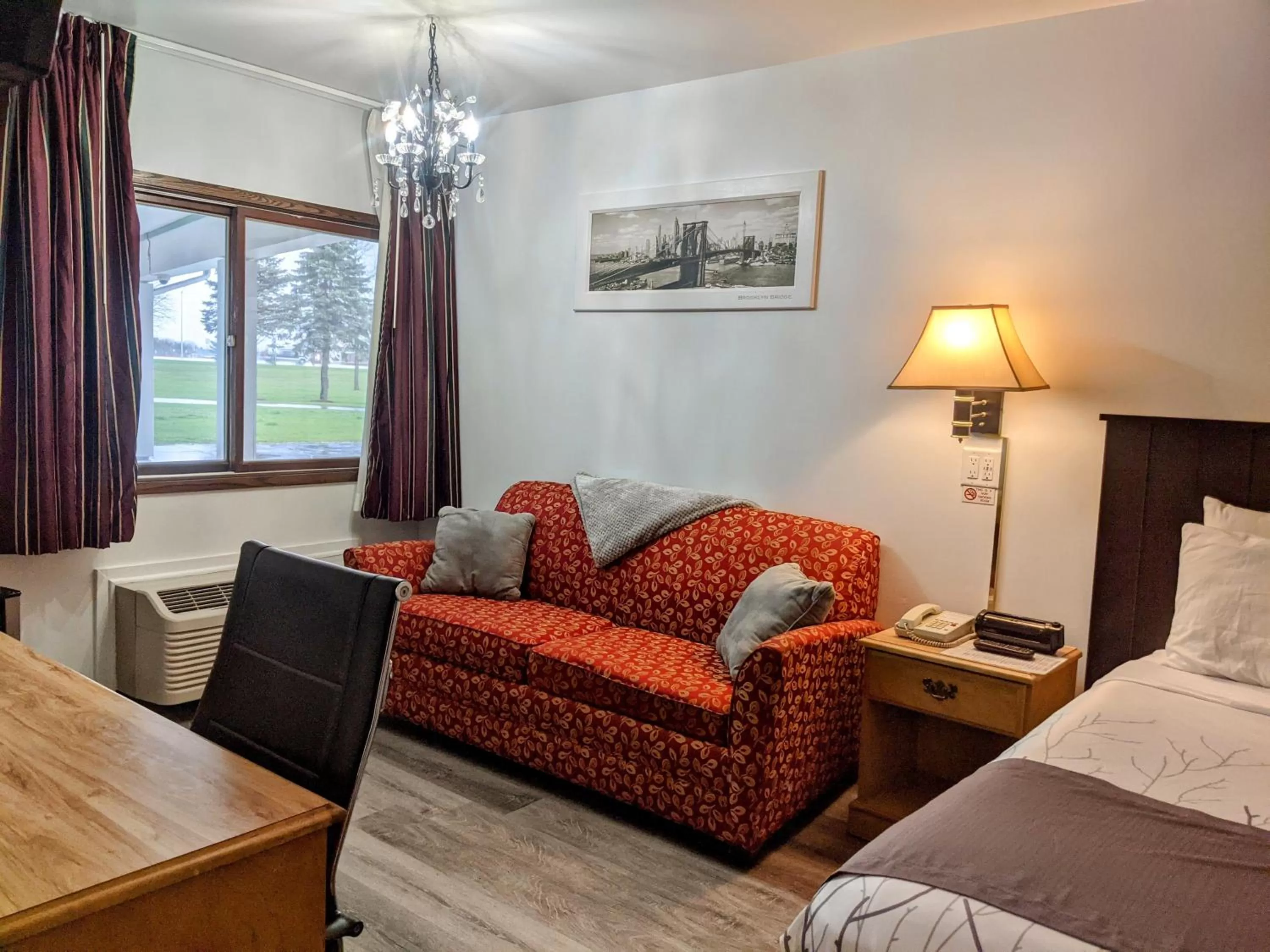 Seating area, Bed in Skyview Motel - Prairie du Sac