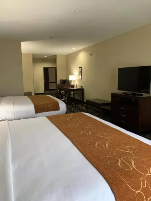 Photo of the whole room, Bed in Comfort Suites Beaumont I-10