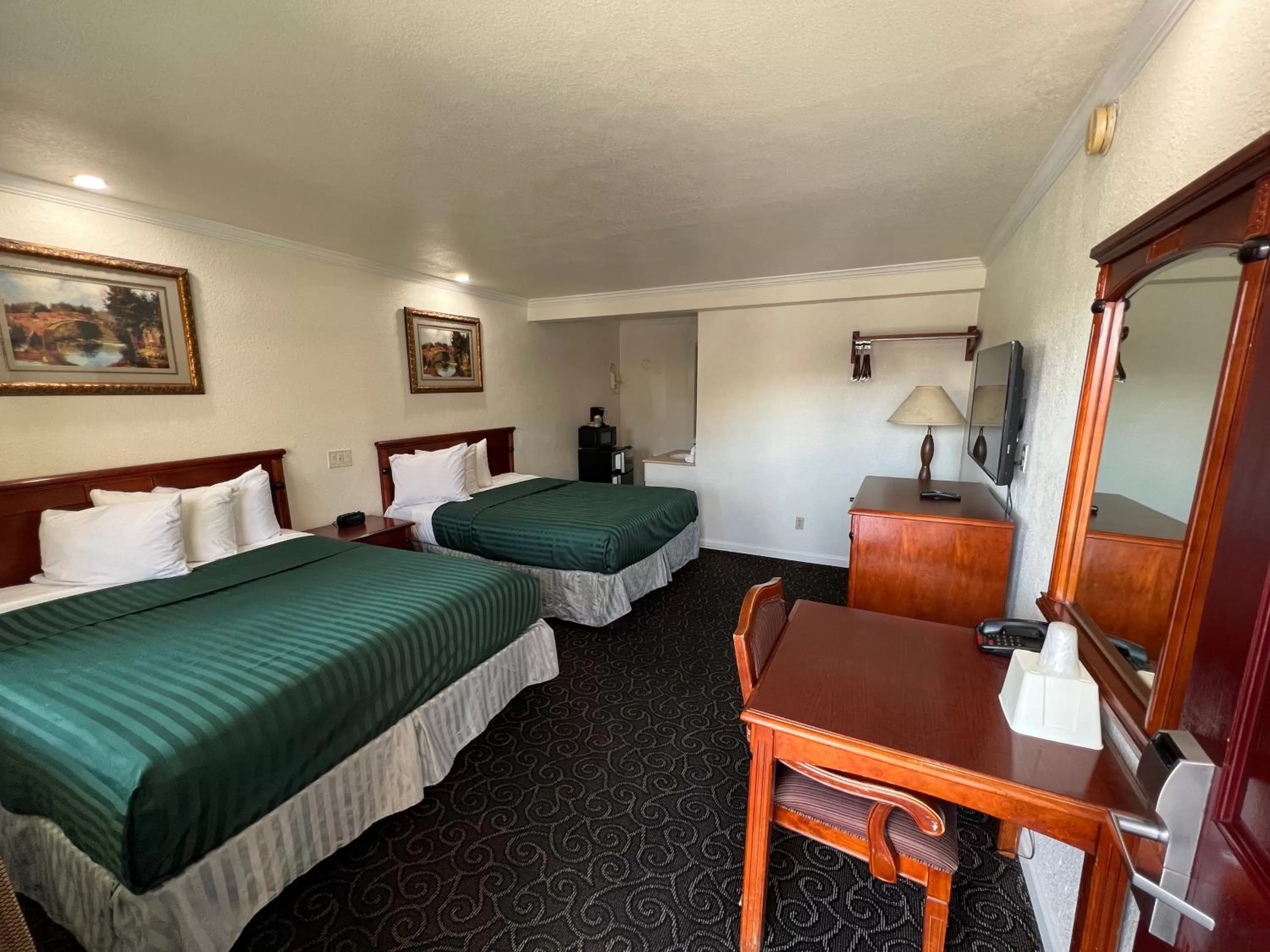 Bedroom in Americas Best Value Inn Hanford