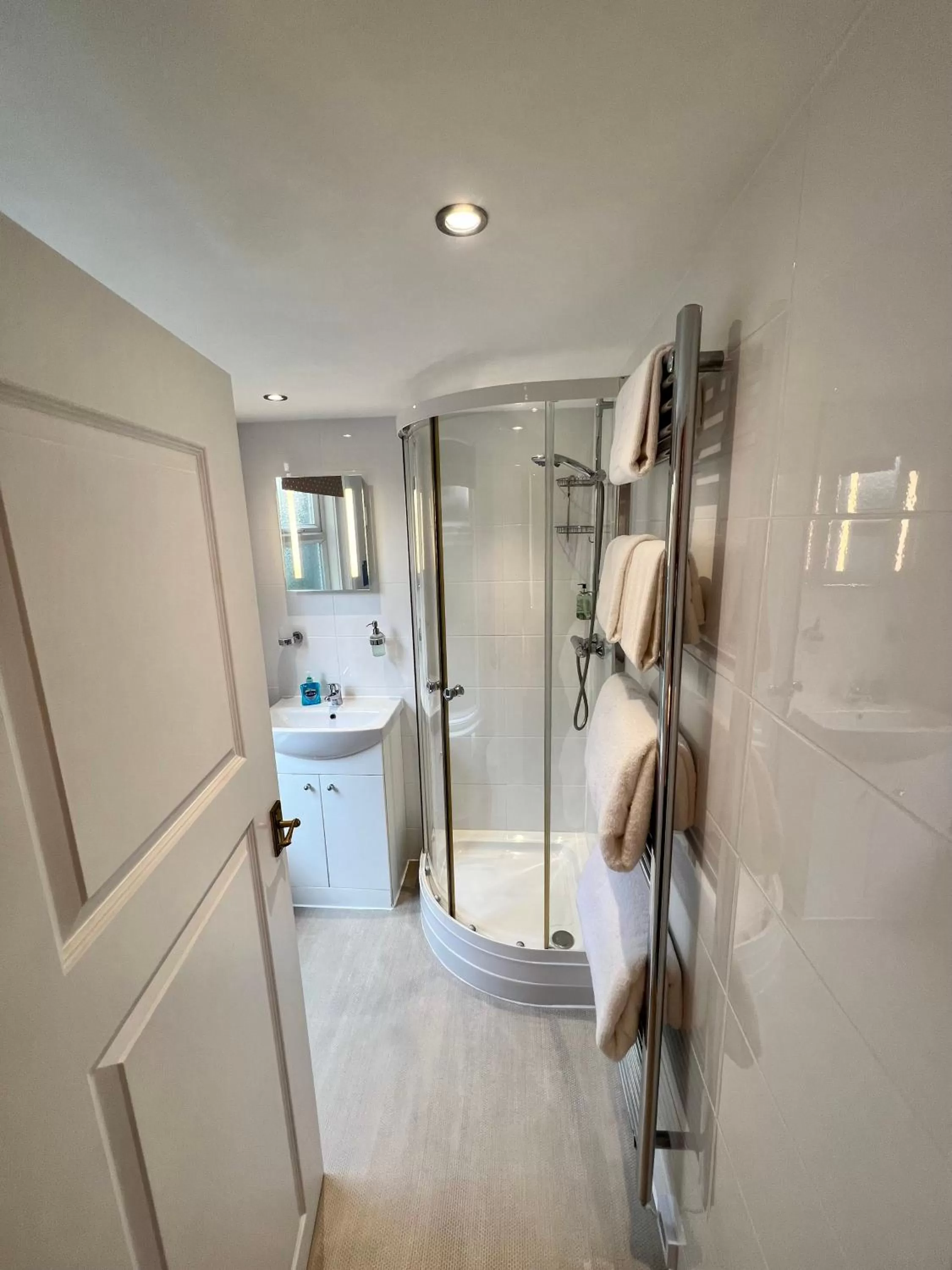 Property building, Bathroom in Birkdale Guest House