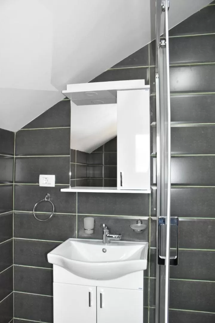 Bathroom in OSTROG Aparthotel KOLIBA-VLASTNIŠTVO MANASTIRA OSTROG