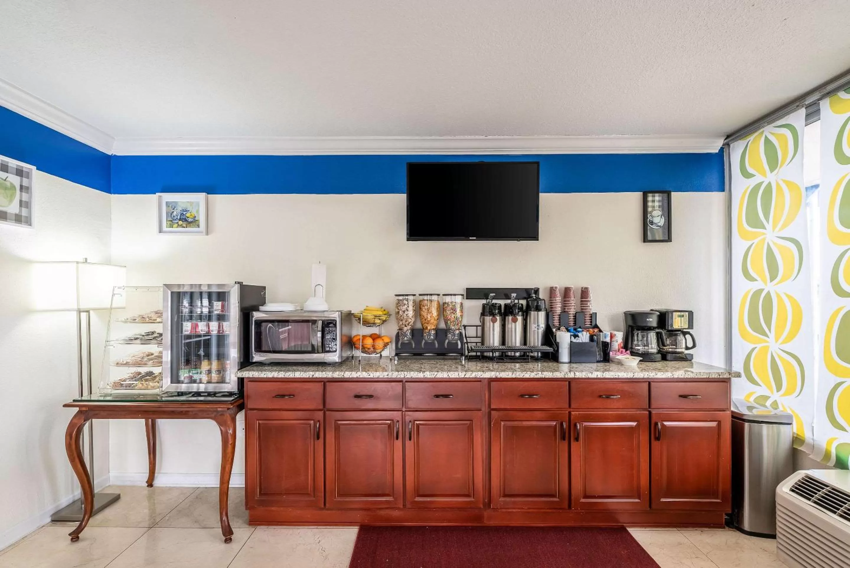 Restaurant/places to eat in Rodeway Inn Bushnell