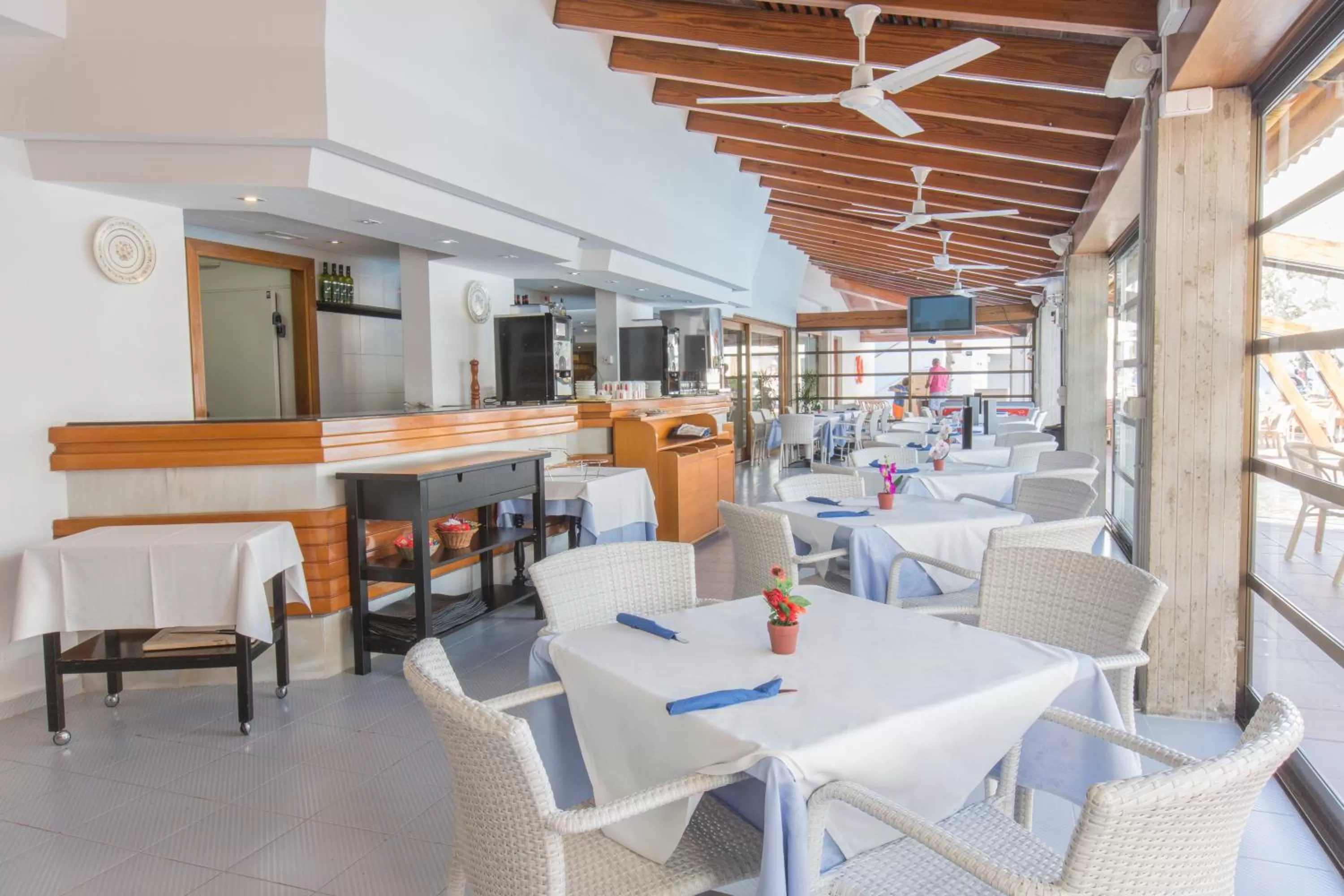 Restaurant/places to eat in Aparthotel Flora