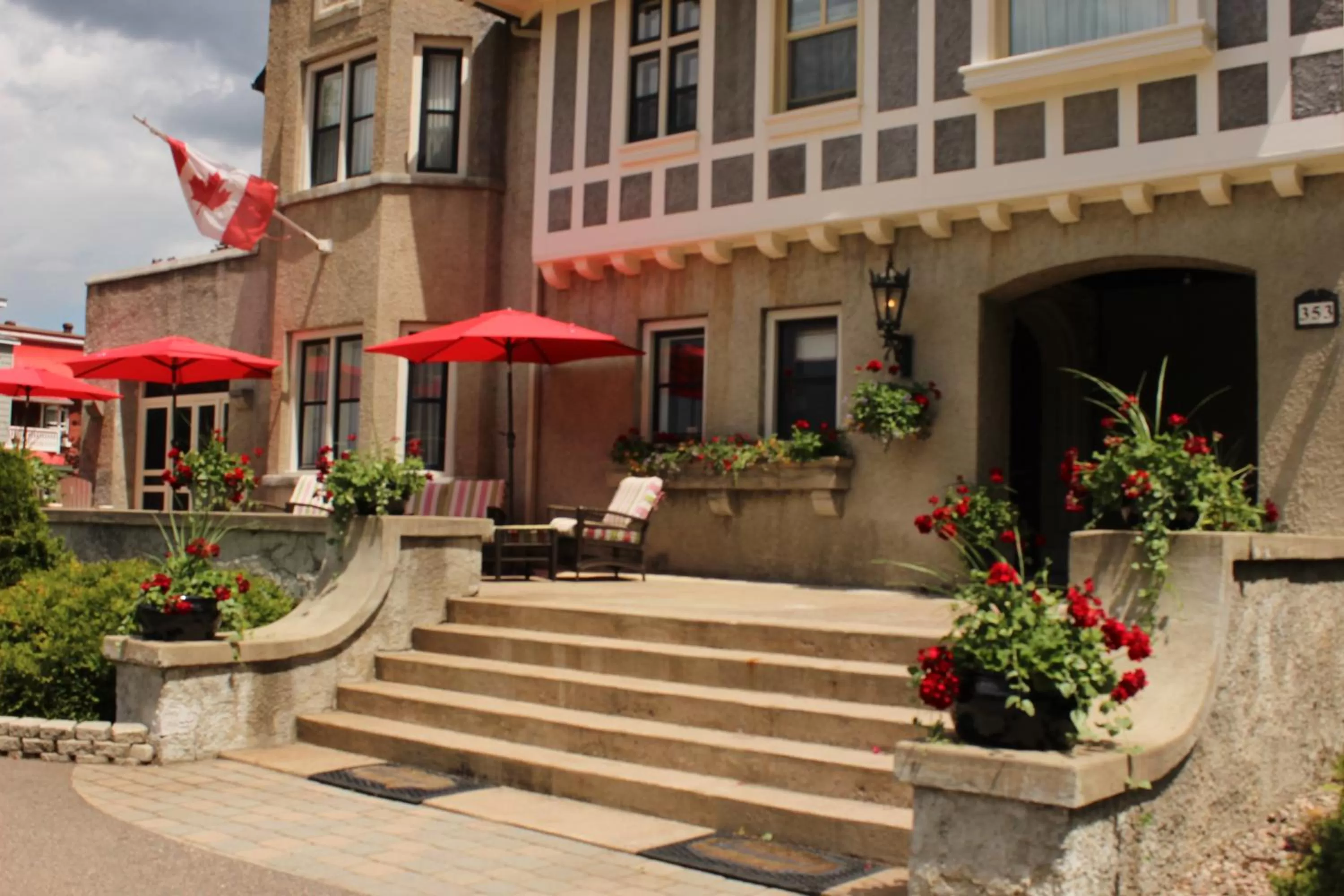 Facade/entrance in Grey Gables Inn