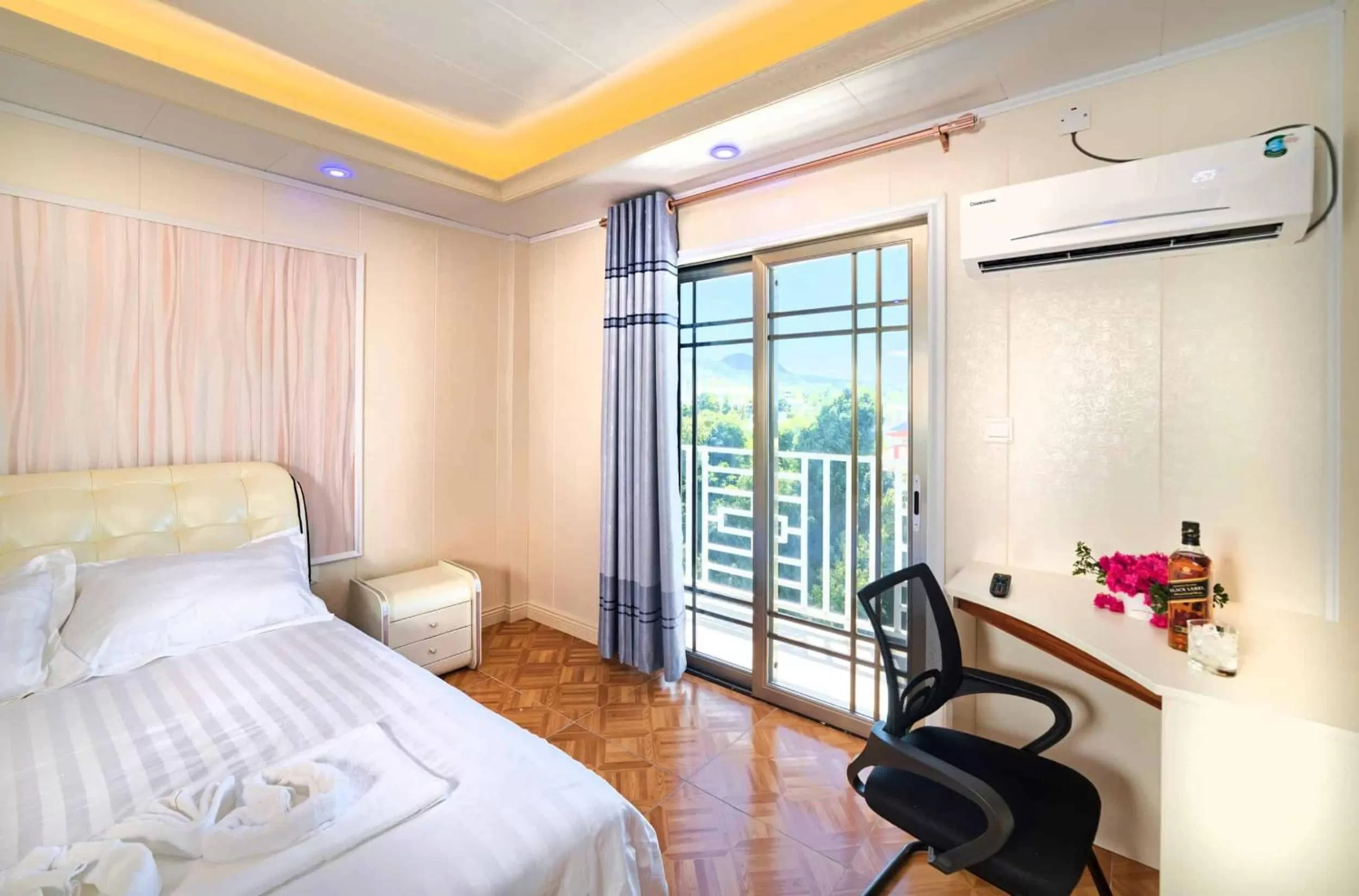 Photo of the whole room, Bed in Riverside Hotel