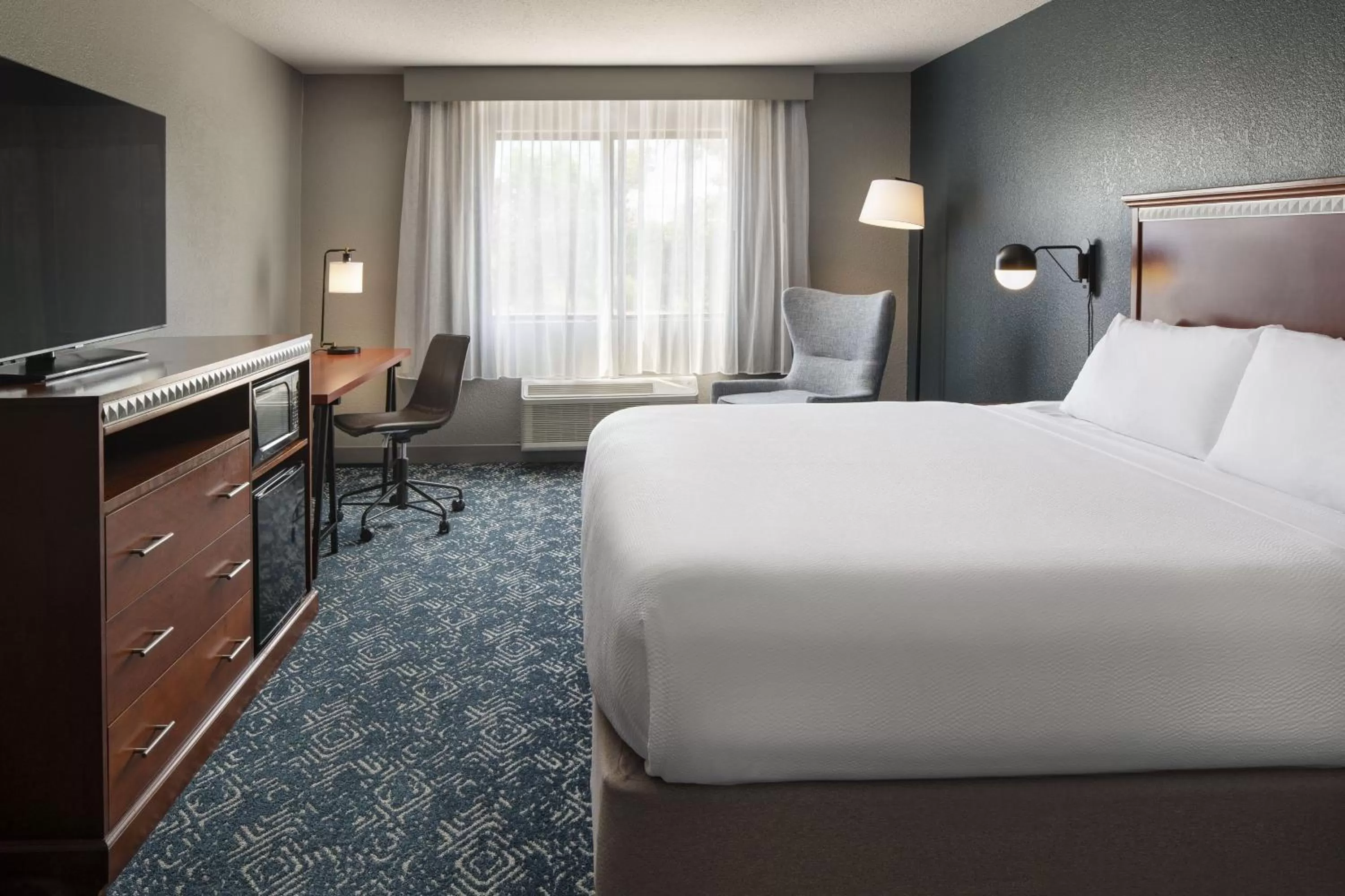 Photo of the whole room, Bed in Four Points by Sheraton Tucson Airport