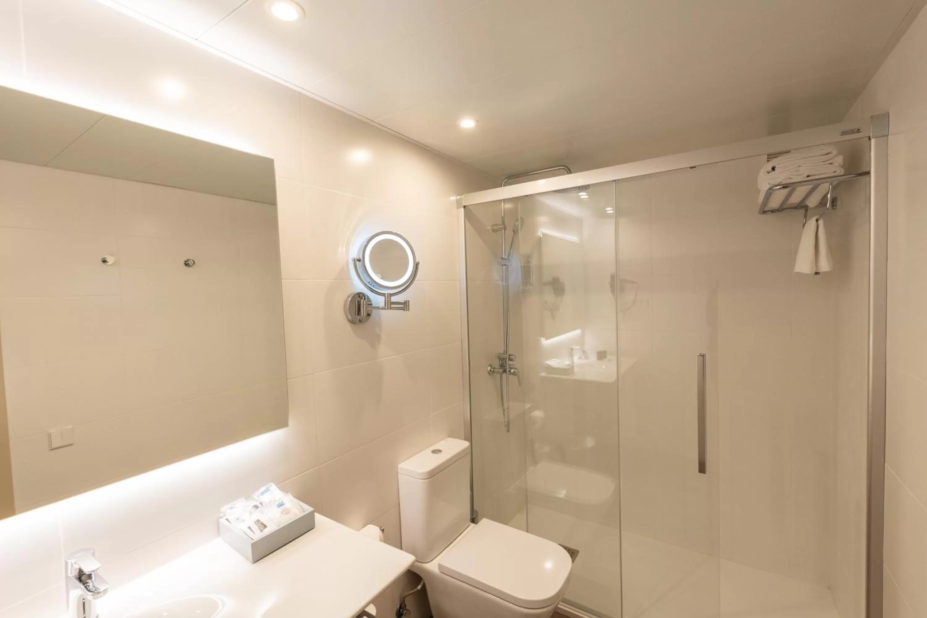 Shower in Atenea Rekord Suites Barcelona