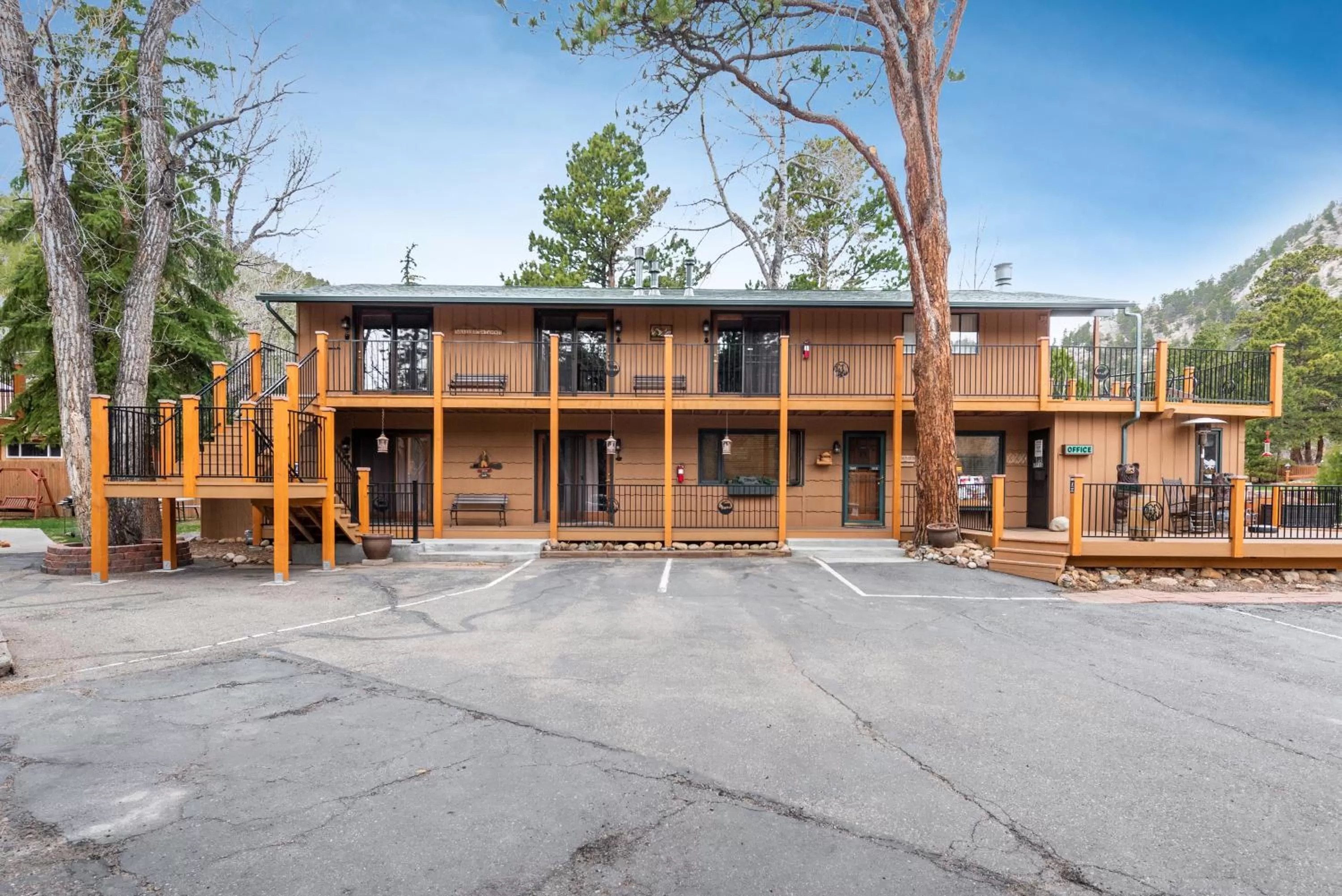 4 Seasons Inn on Fall River