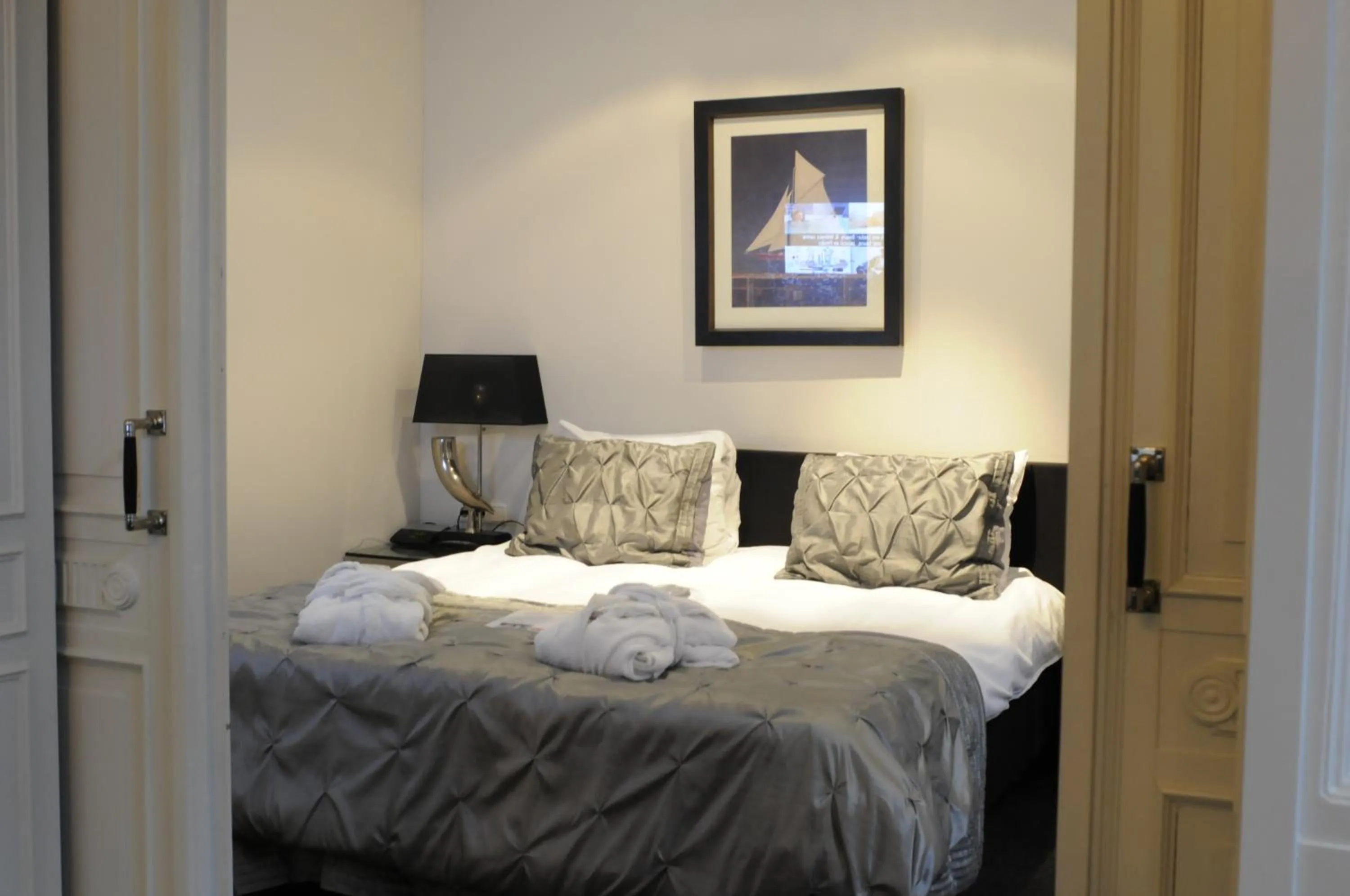 bunk bed, Bed in Post-Plaza Hotel & Grand Café