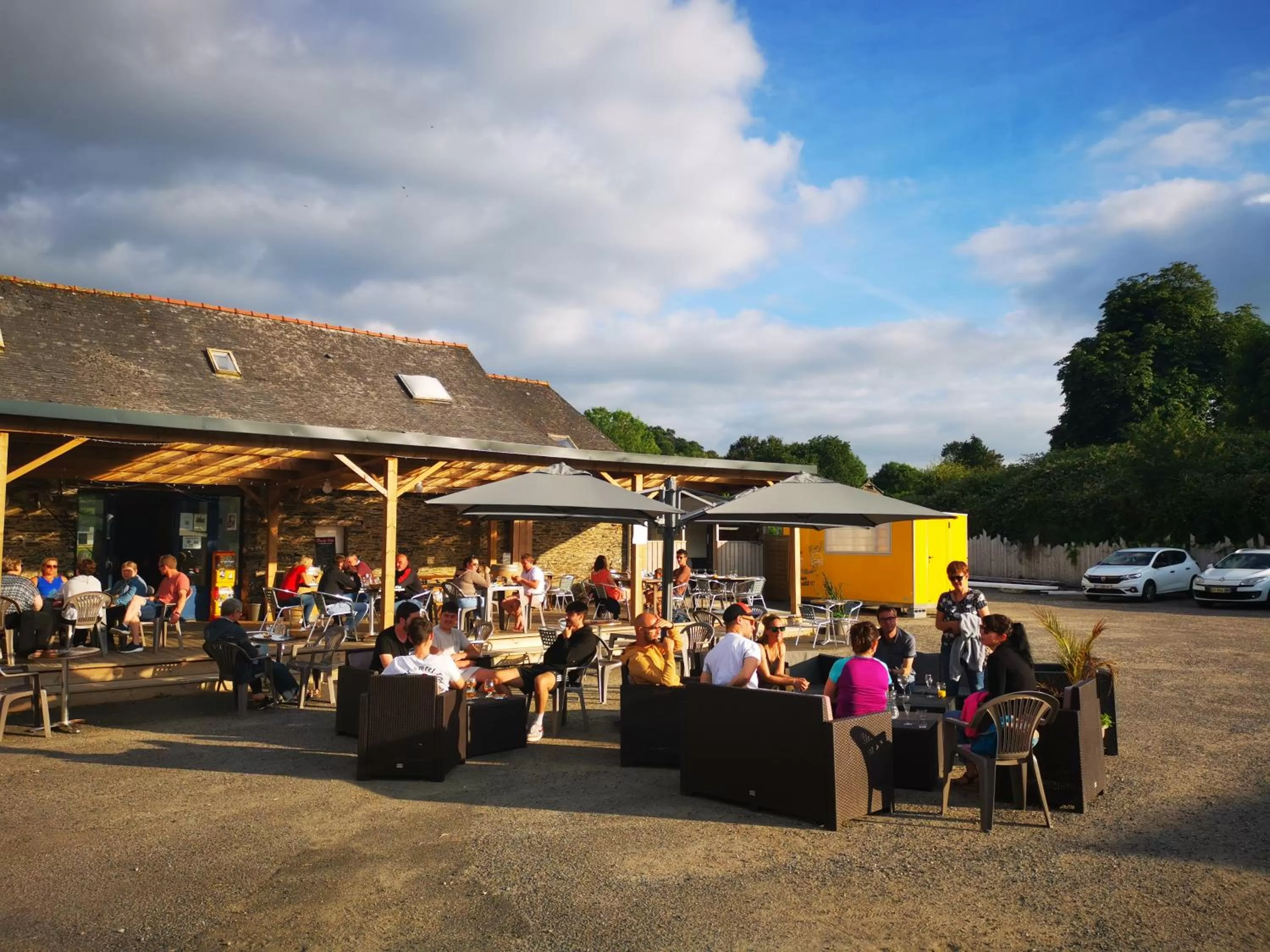 Patio, Guests in Les chambres du Bistro du Canal