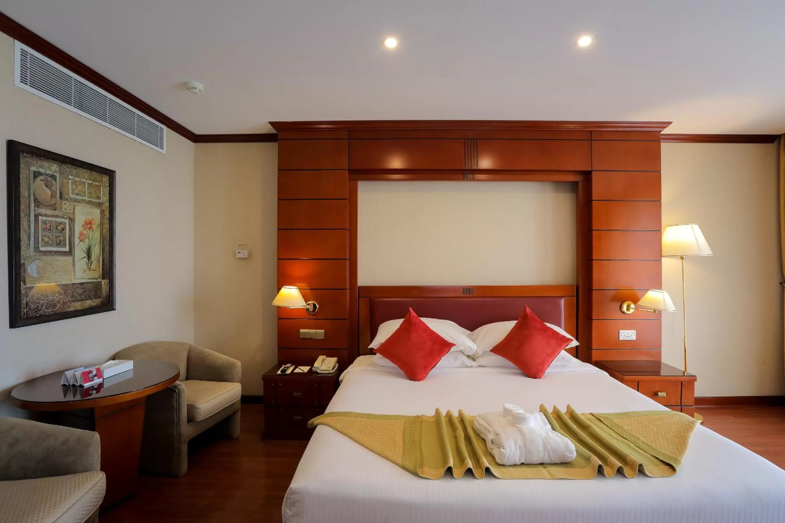 Bed in Mövenpick Hotel Jeddah