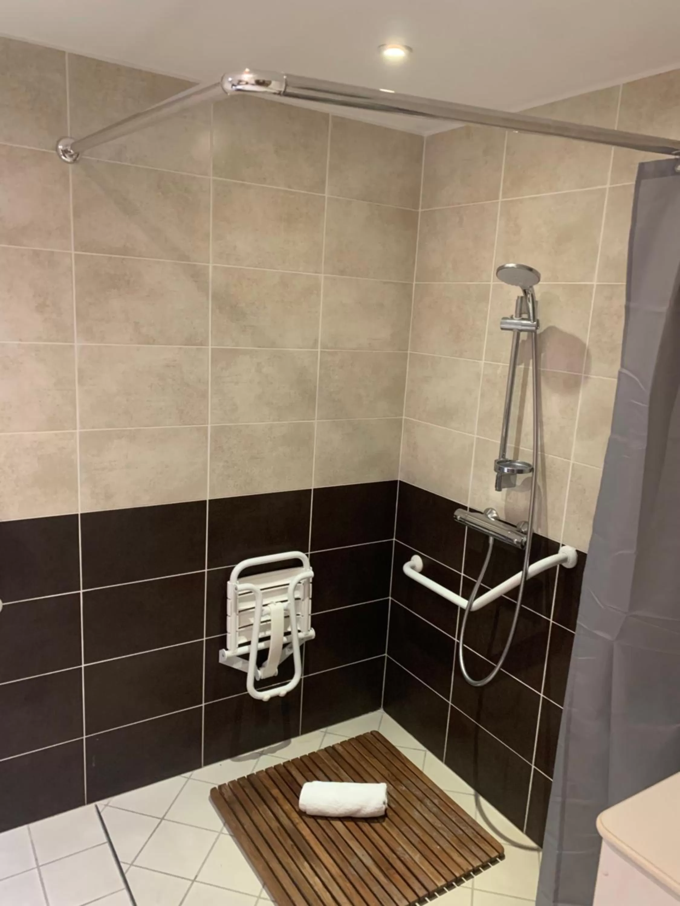 Shower in Hôtel Du Cheval Blanc Barcelonnette