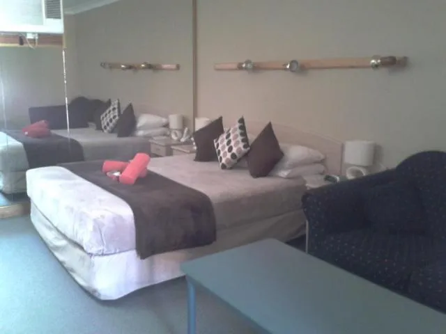 Photo of the whole room, Bed in Elsinor Motor Lodge