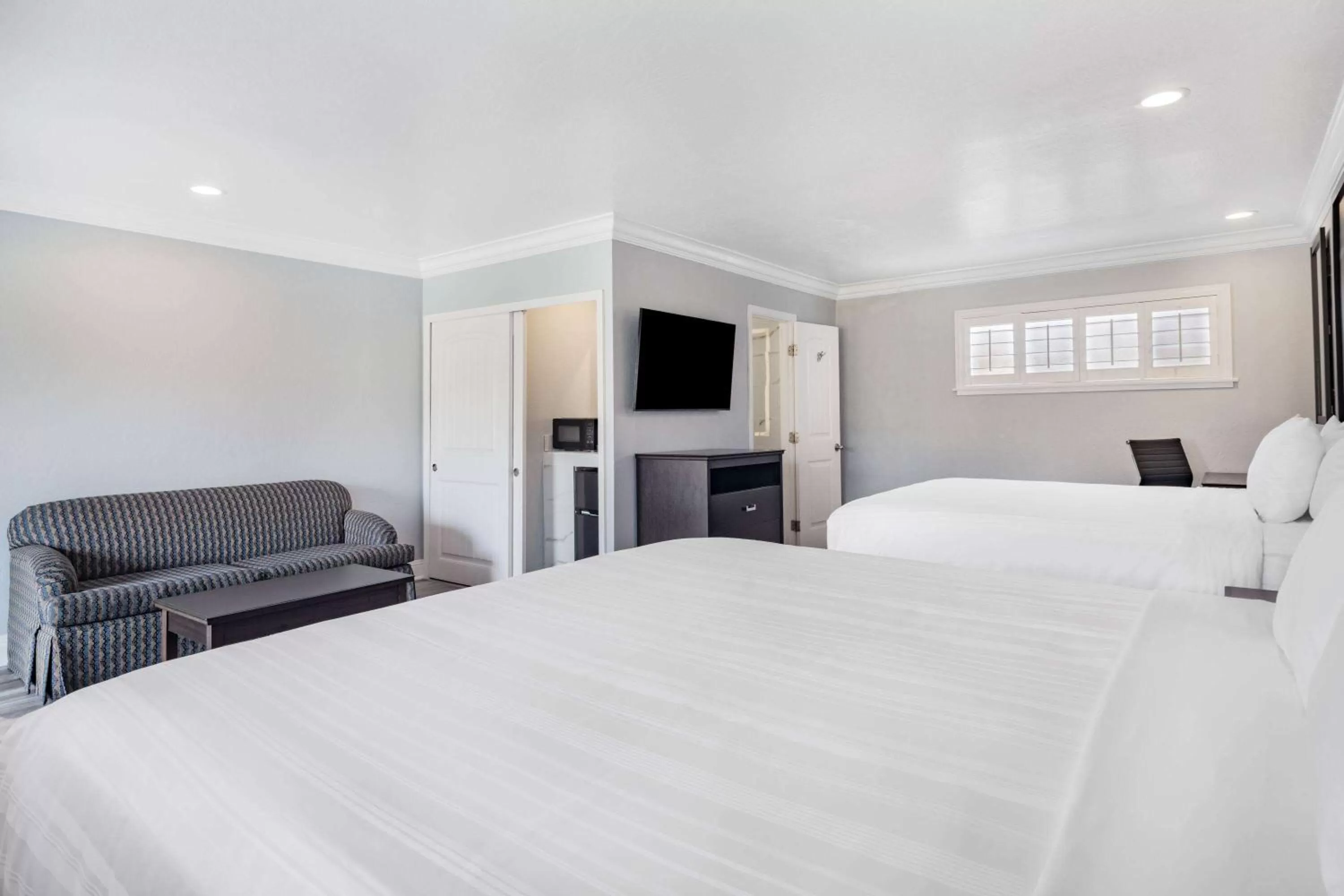 Bed in Aura Inn Monterey