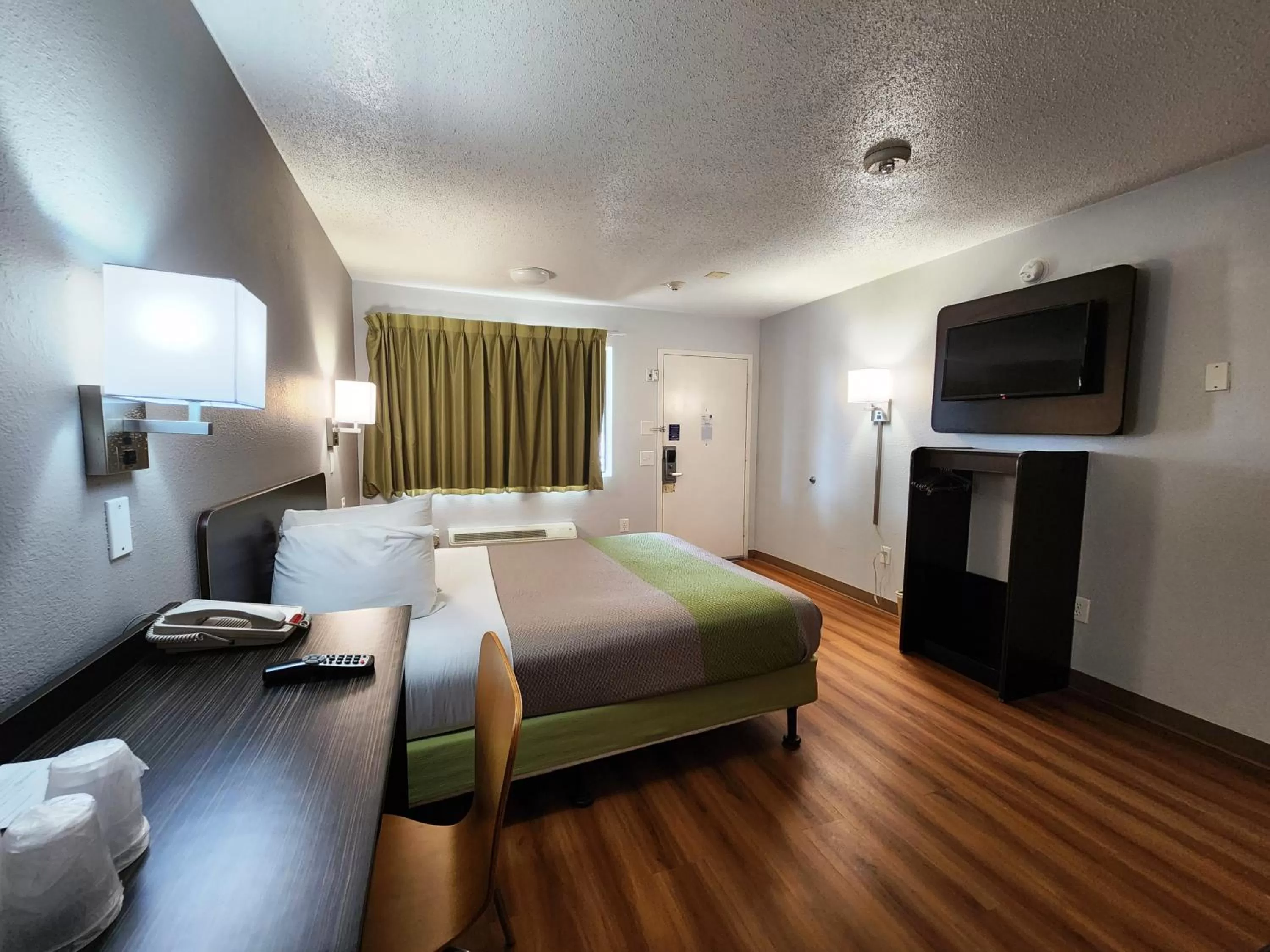 Bed in Motel 6-Baytown, TX - Baytown East