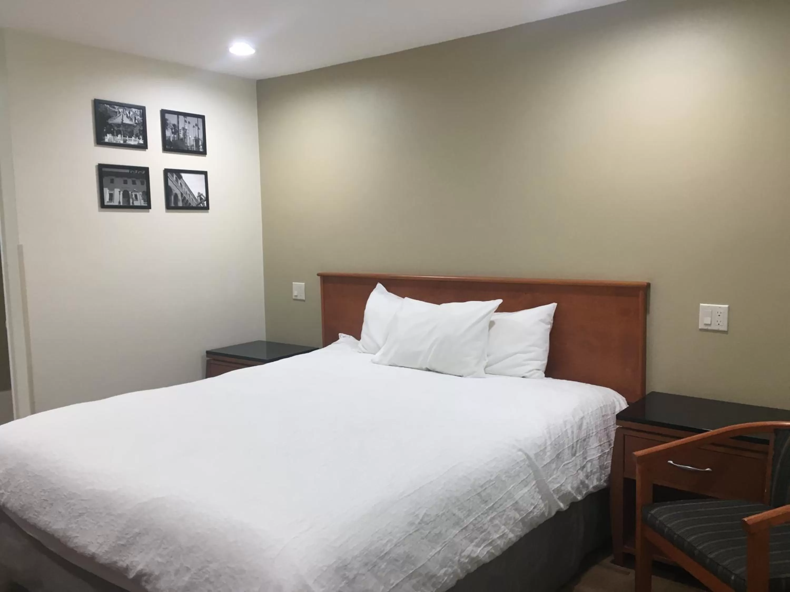 Bed in Simply Home Inn & Suites - Riverside