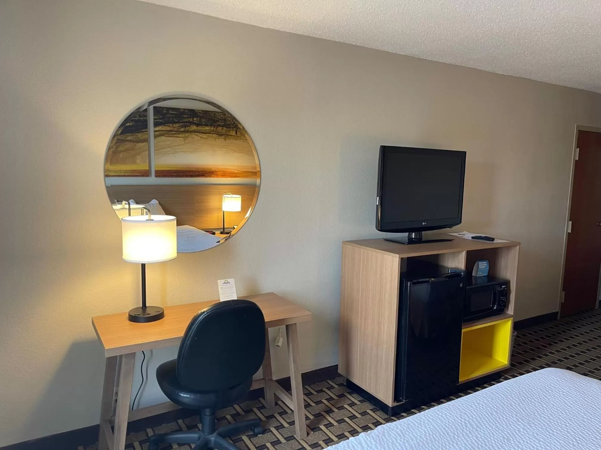 TV and multimedia, Bed in Days Inn by Wyndham Fayetteville-South/I-95 Exit 49