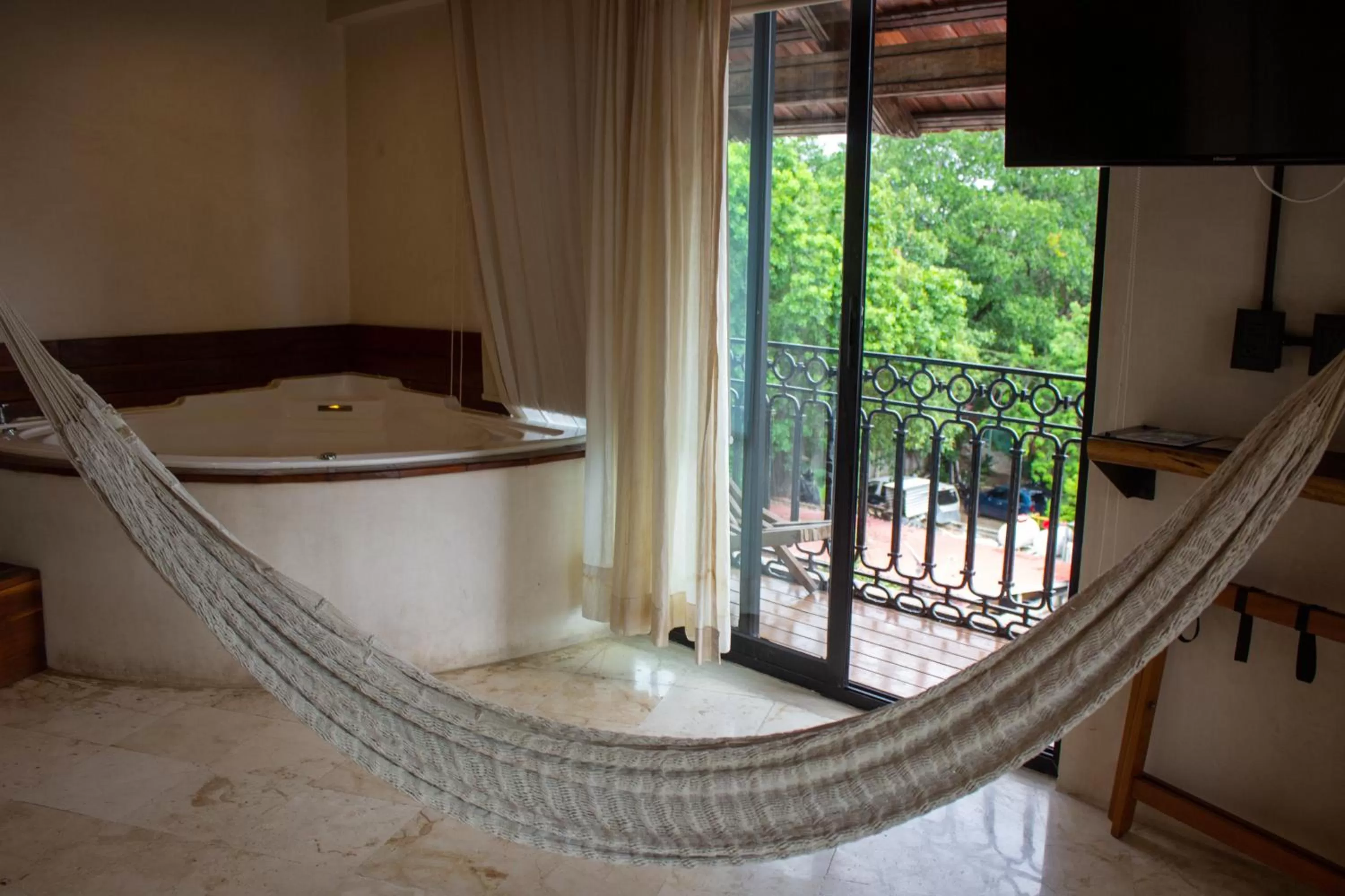 Hot Tub in Caribbean Paradise Hotel & Spa - 5th Avenue