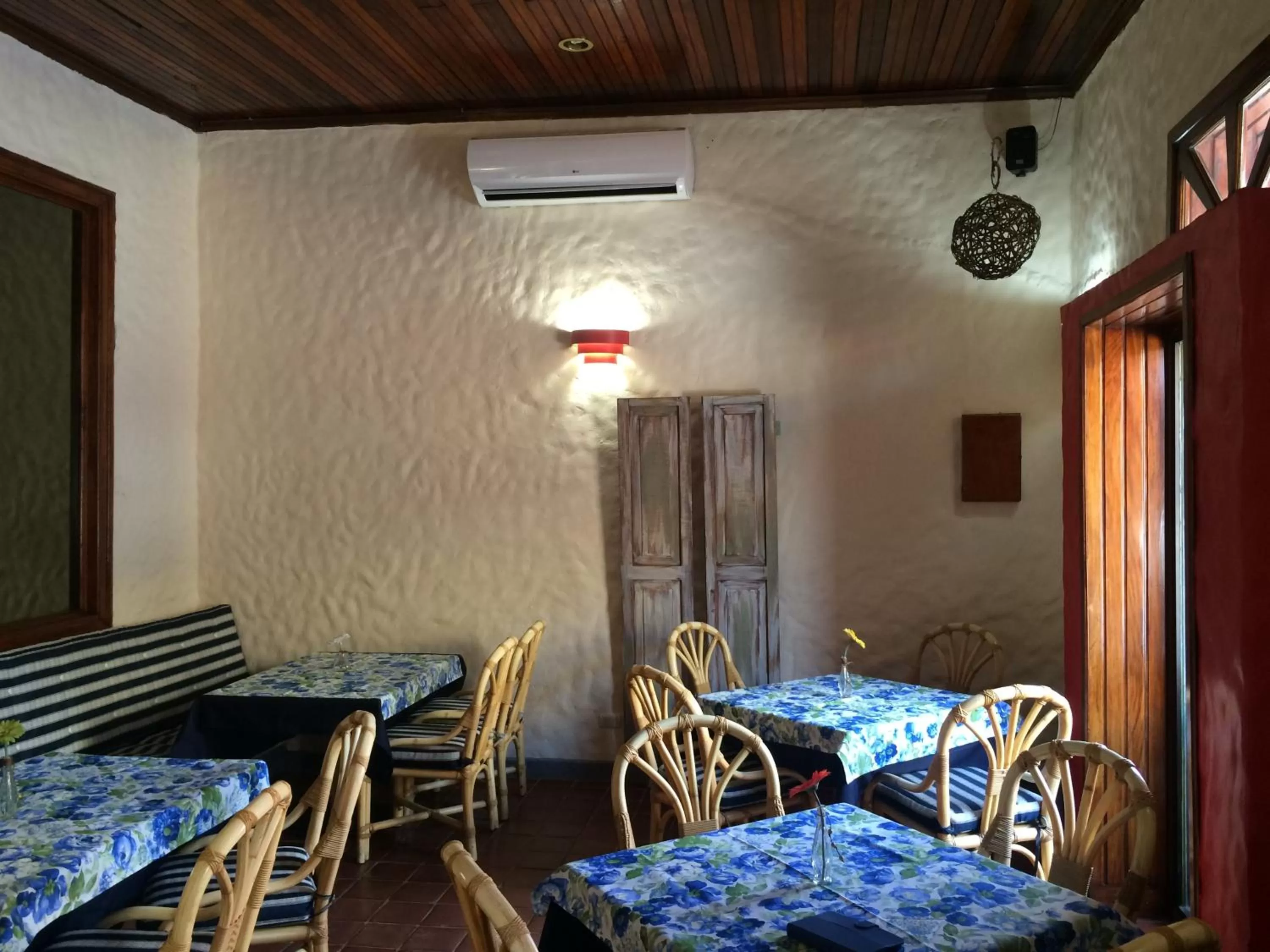 Restaurant/places to eat in Hotel Fenix