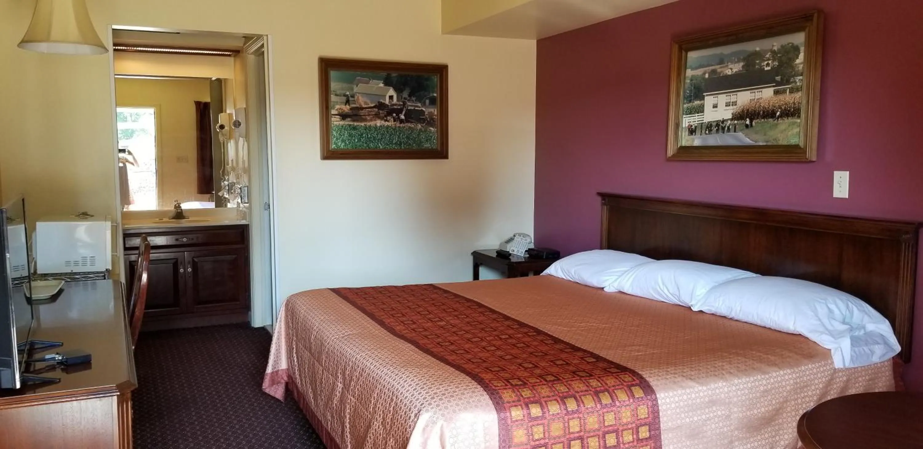 Photo of the whole room, Bed in Classic Inn Lancaster