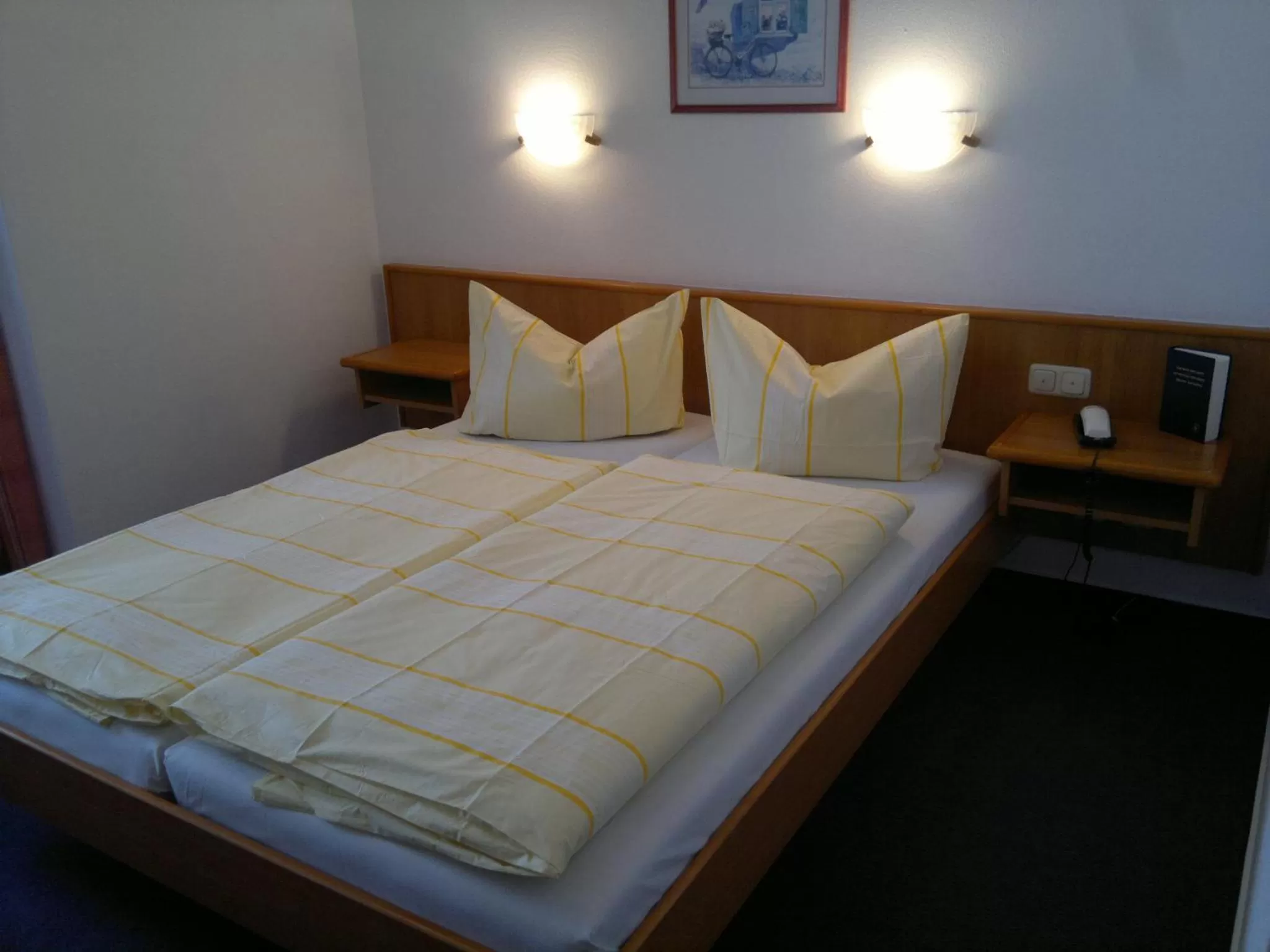 Bed in Hotel Zum Schneekopf "Garni"