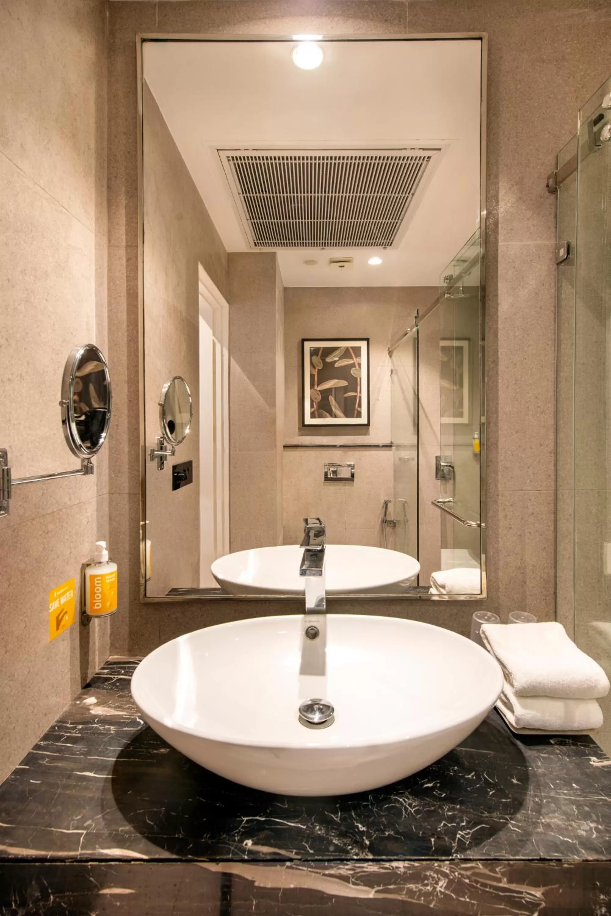 Toilet in Bloom Boutique l GK1