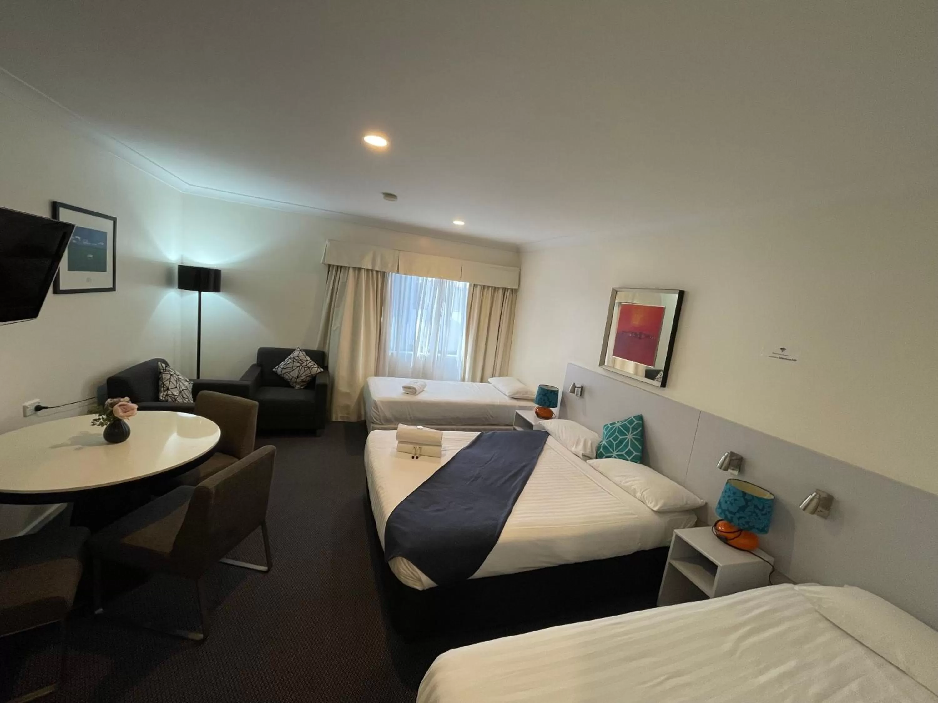 Bed in Lakeview Motor Inn