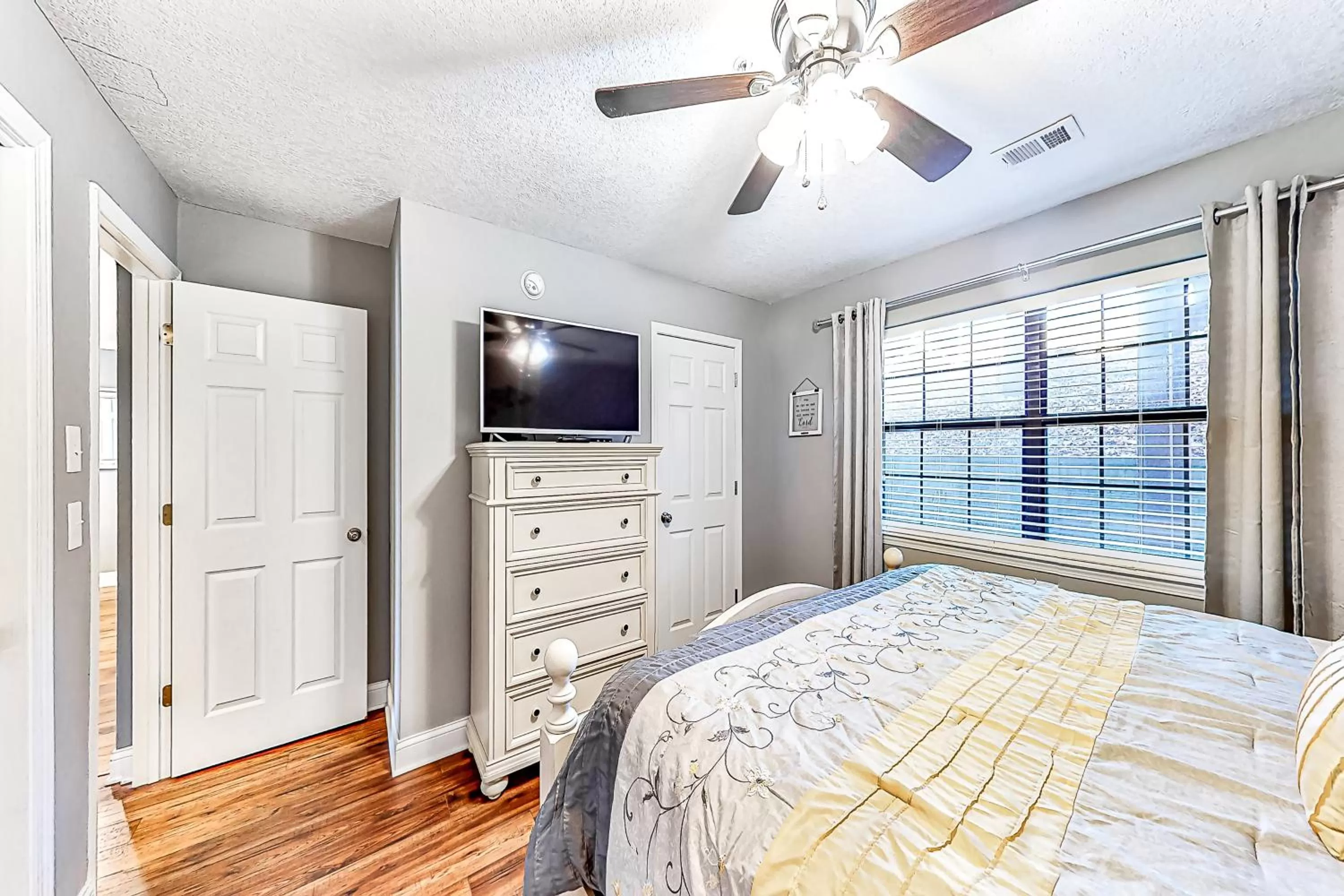 TV/Entertainment Center in Thousand Hills - The Knollwood At Foothills