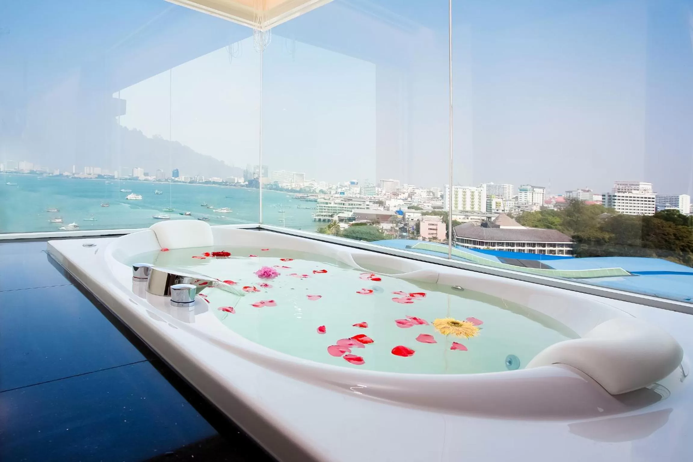 Day in Balihai Bay Pattaya