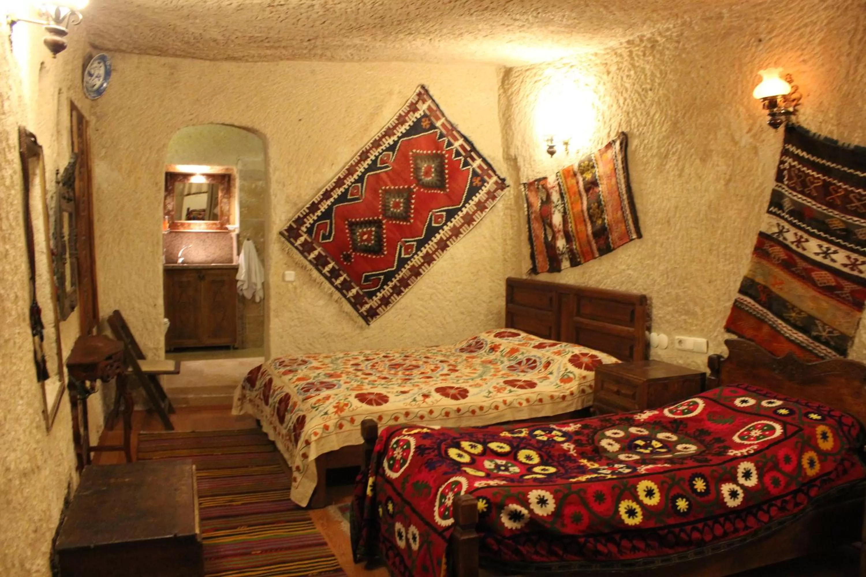 Bedroom, Bed in Kismet Cave House